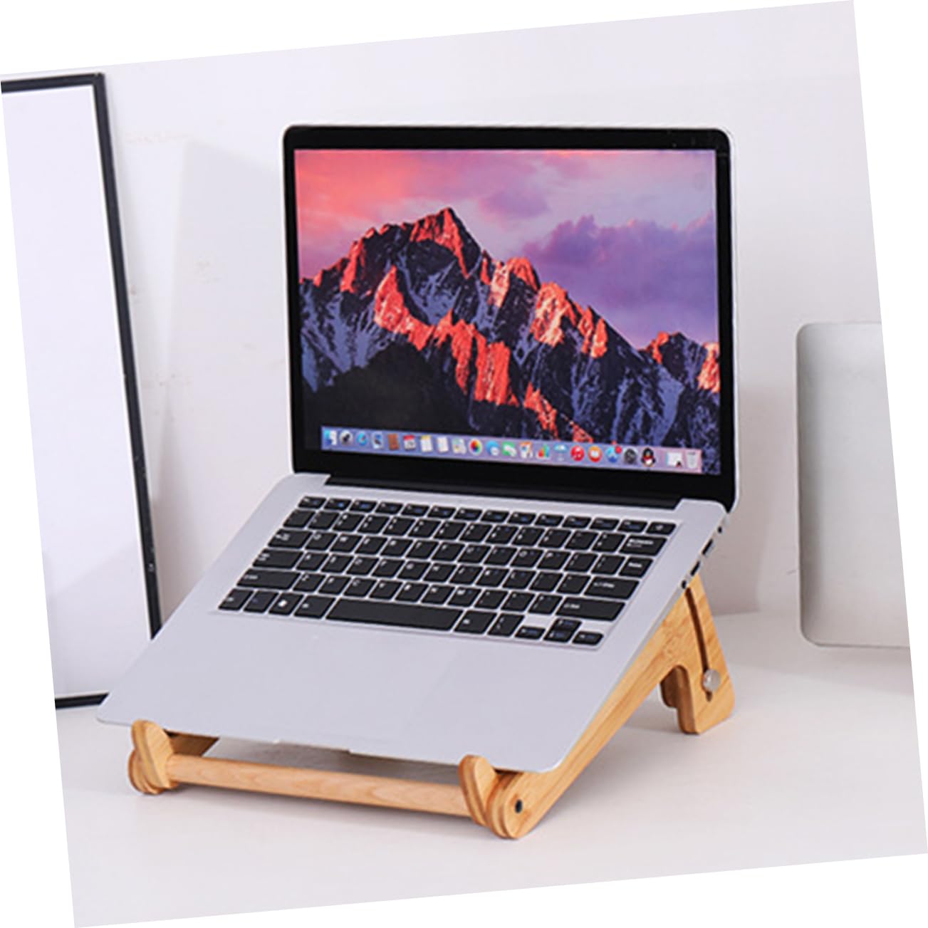 UKCOCO Scrivania Portatile per Laptop in Legno Beige, Supporto Regolabile in Altezza Design Cavo, Angoli Arrotondati e Base Antiscivolo per Casa e Ufficio