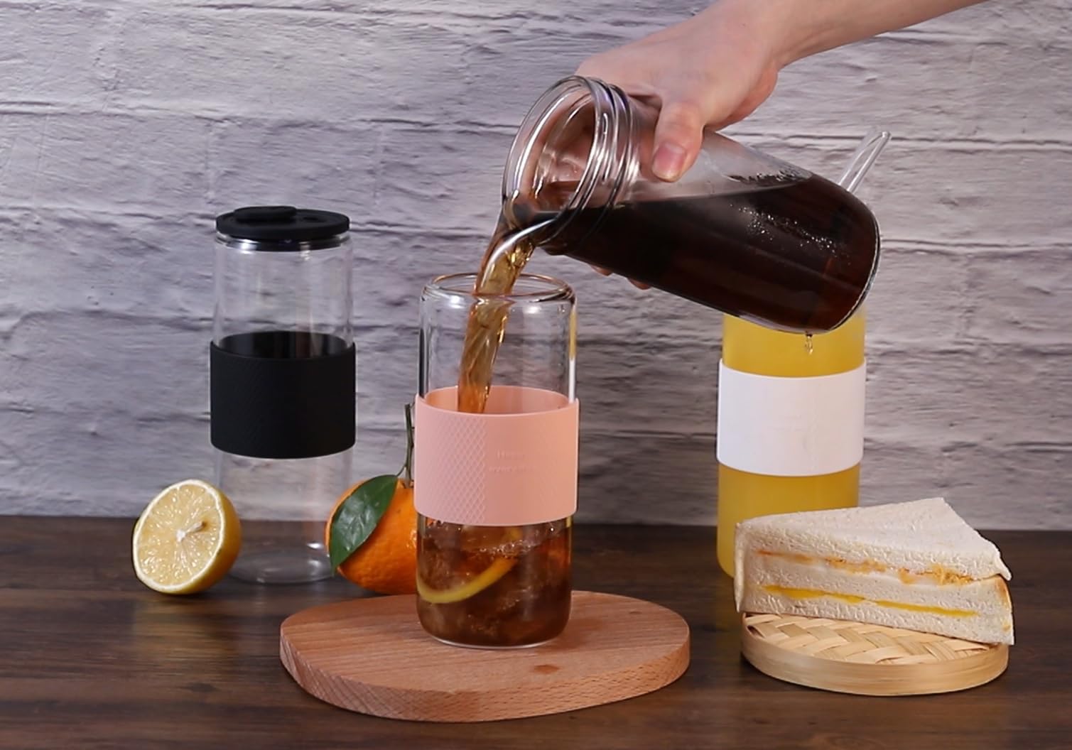 Vasos de vidrio en forma de lata de 24 onzas con tapas de silicona y popote de vidrio, 2 vasos para beber con tapas y popotes, y fundas de silicona, vasos de cerveza, tazas de café helado 4