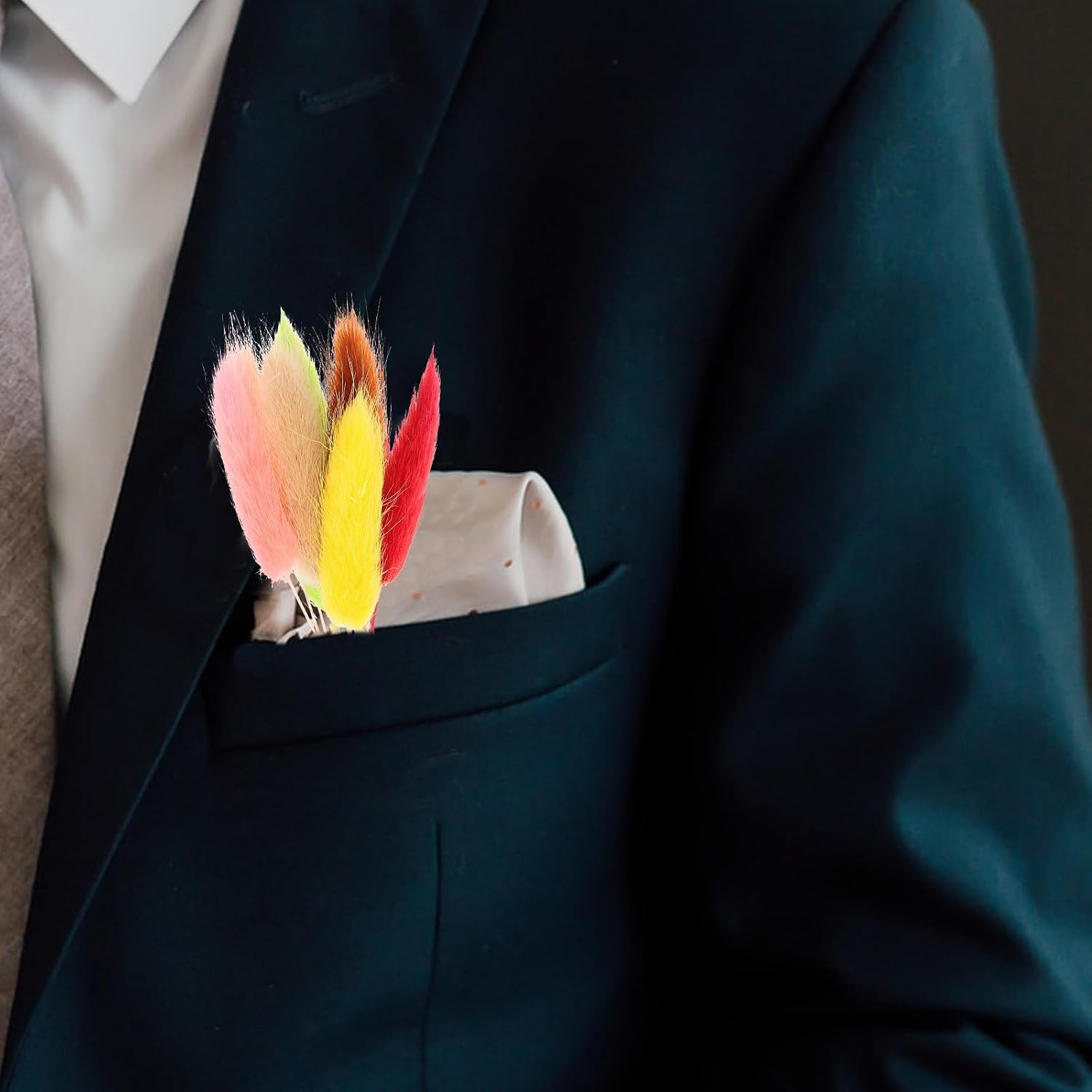 2pcs Boho Wedding Corsage Mini Dried Flower Boutonniere with Natural Grass for Special Occasions and Parties, Delicate Decorative Effect for Groom, Bride, and Guests