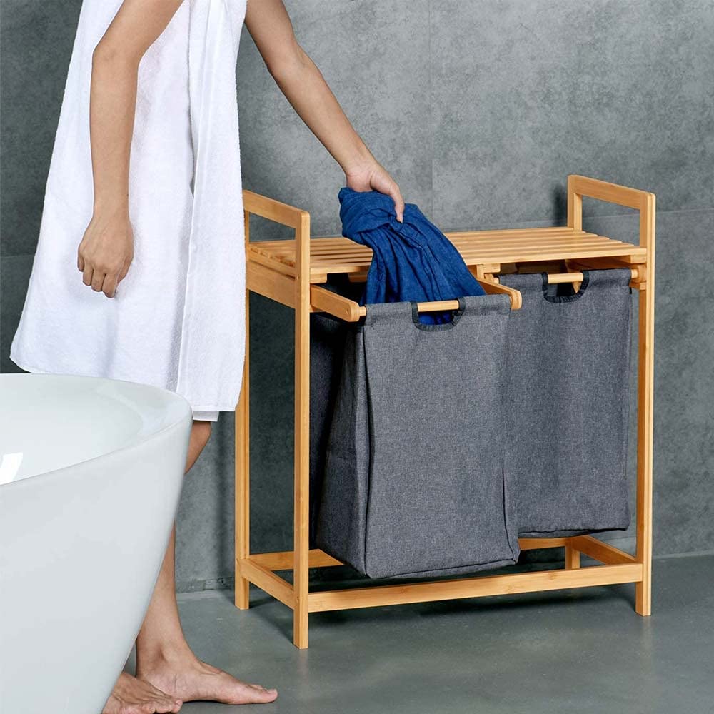 BAKAJI Cesto Porta Biancheria Sporca Casa Struttura in Legno di bambù con 2 Scomparti Portabiancheria Estraibili in Tessuto + Mensola Portasciugamani Dimensione 73.5 x 63.5 x 33 cm Design Moderno
