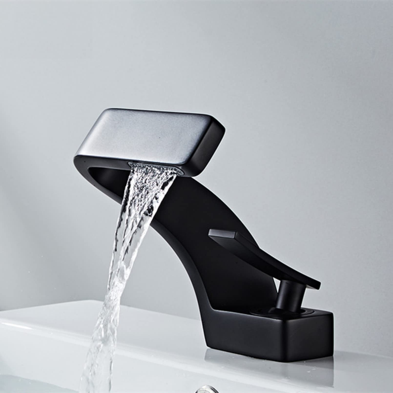 Robinet lavabo or brossé mitigeur cascade haut de gamme pour salle de bain moderne
