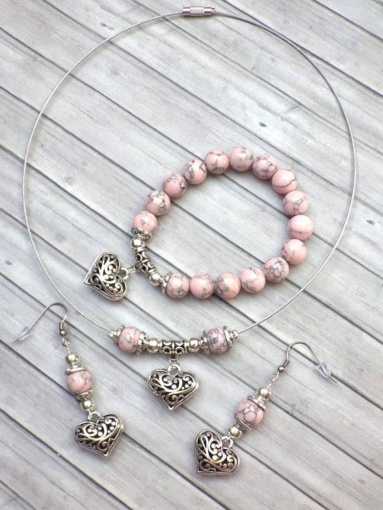 Conjunto de joyas para mujer en cuentas de turquesa rosa reconstituido y colgante de filigrana en forma de corazón