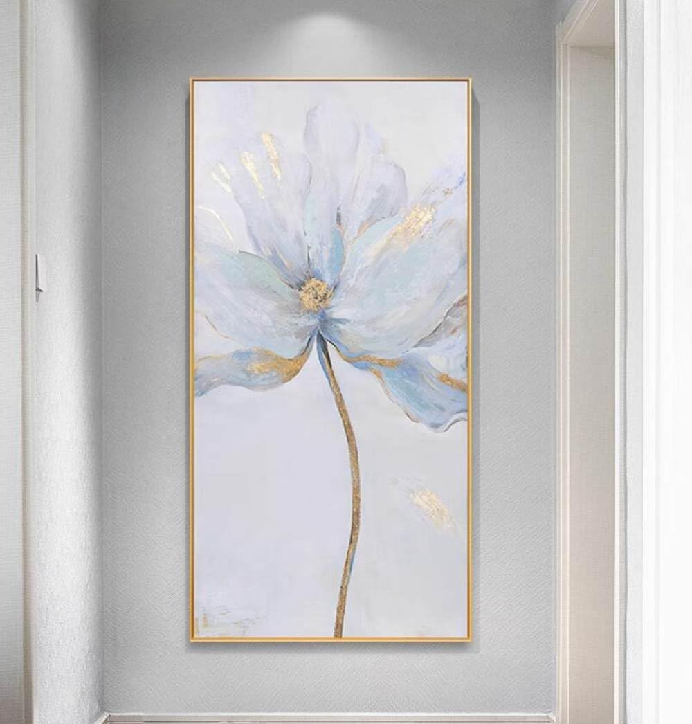 Peinture à la main de fleurs bleues pour raviver un mur vide sans encombrer l'espace