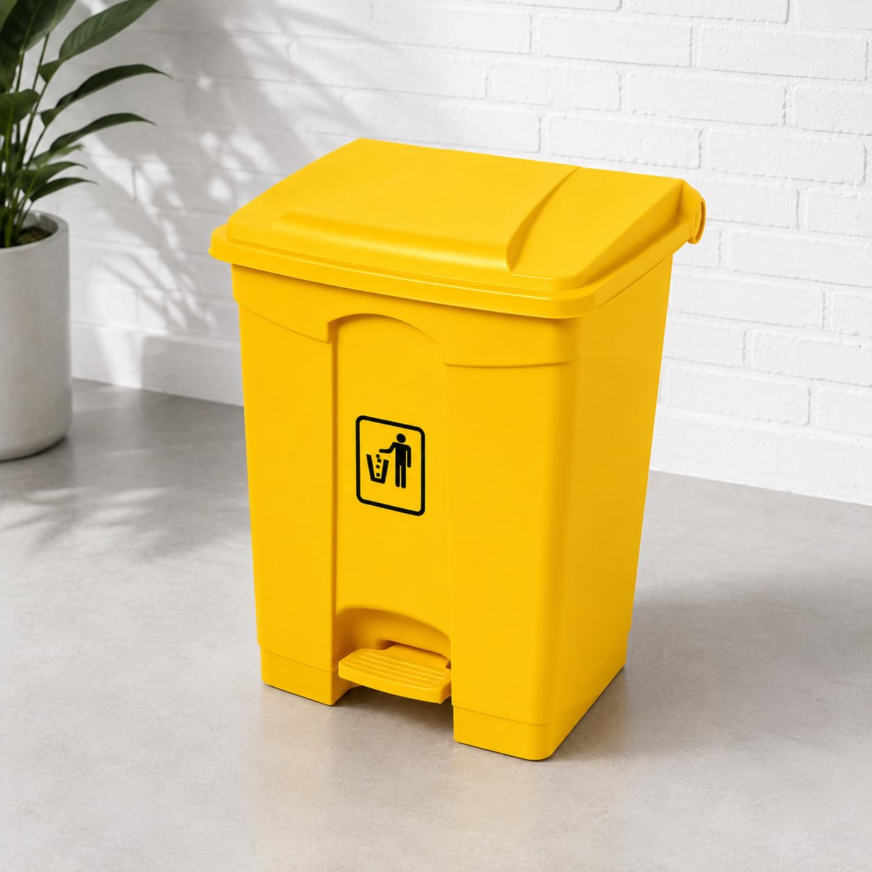 Papelera con pedal Corlan 45L con tapa de apertura sin contacto y símbolo de reciclaje | Cubo de basura plástico resistente para reciclaje 41x39,8x60 cm | Disponible en amarillo y gris (Amarillo)
