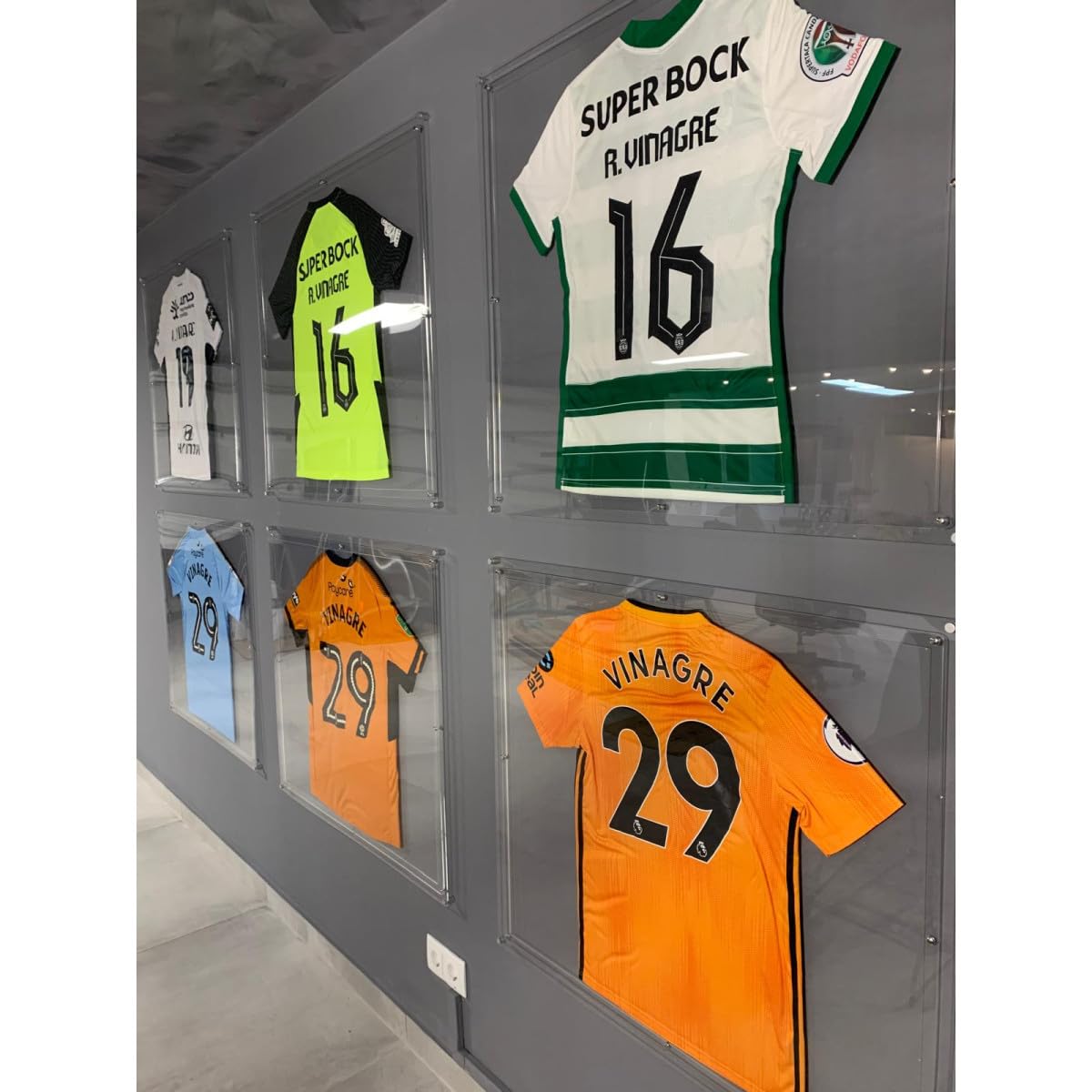 EstudioPlast Marco para Camiseta de Fútbol – Expositor Acrílico Cristal Premium 70x80 cm con Marco Completo de 10 mm y Montaje en Pared