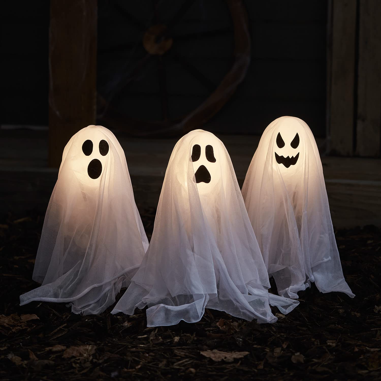 Lights4fun Set de 3 Fantômes Lumière d'halloween avec Piquet de Terre – à Piles et avec minuterie – Décoration pour l’intérieur et l’Exterieur – Blanc décor Gothic