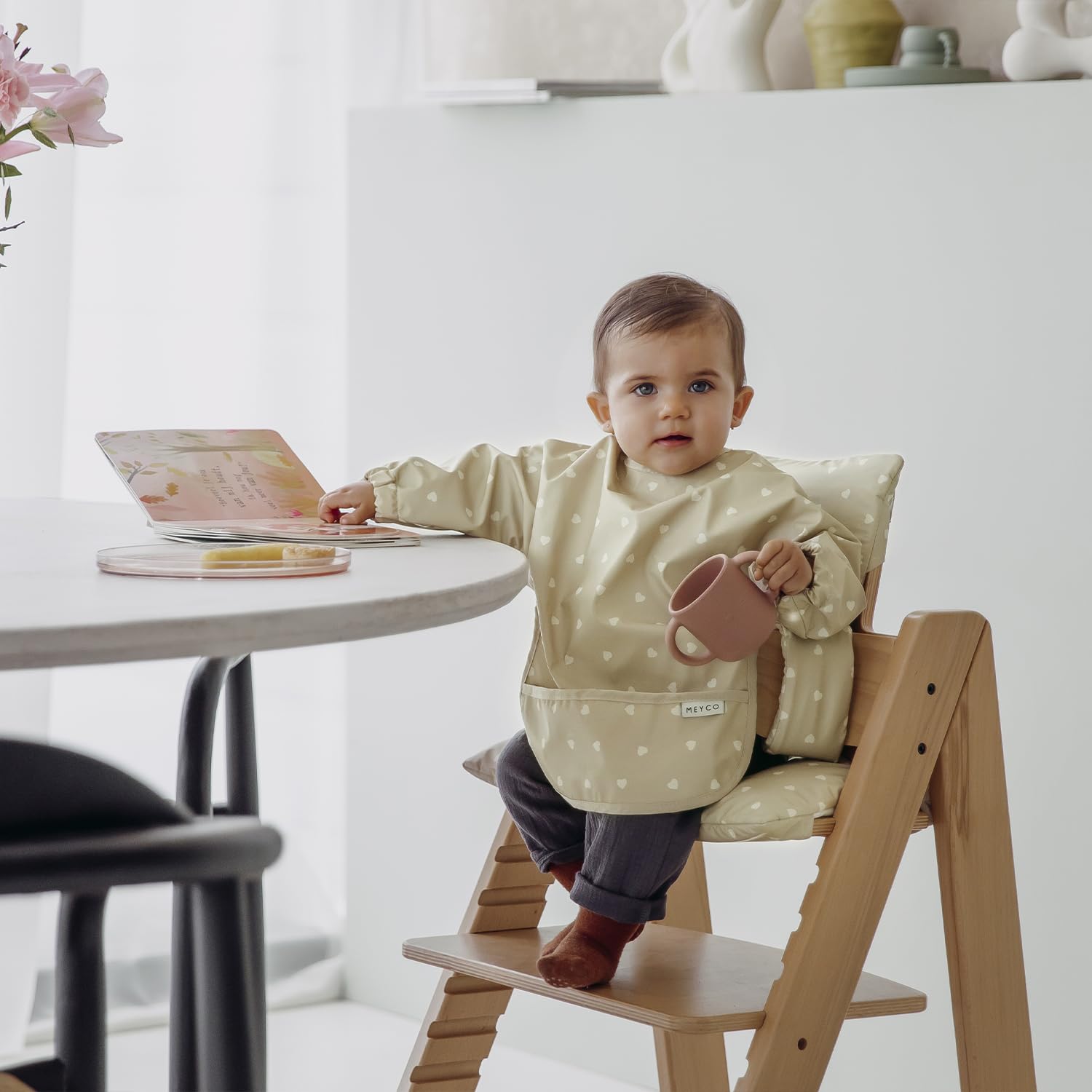 Meyco Baby Sitzverkleinerer Hochstuhl - BPA & PVC-frei - wasserfestes PU-Sitzkissen - leicht zu reinigen - Sitzauflage für div. Marken wie Stokke, Hauck etc. - Sweet Heart Sand/Soft Sand