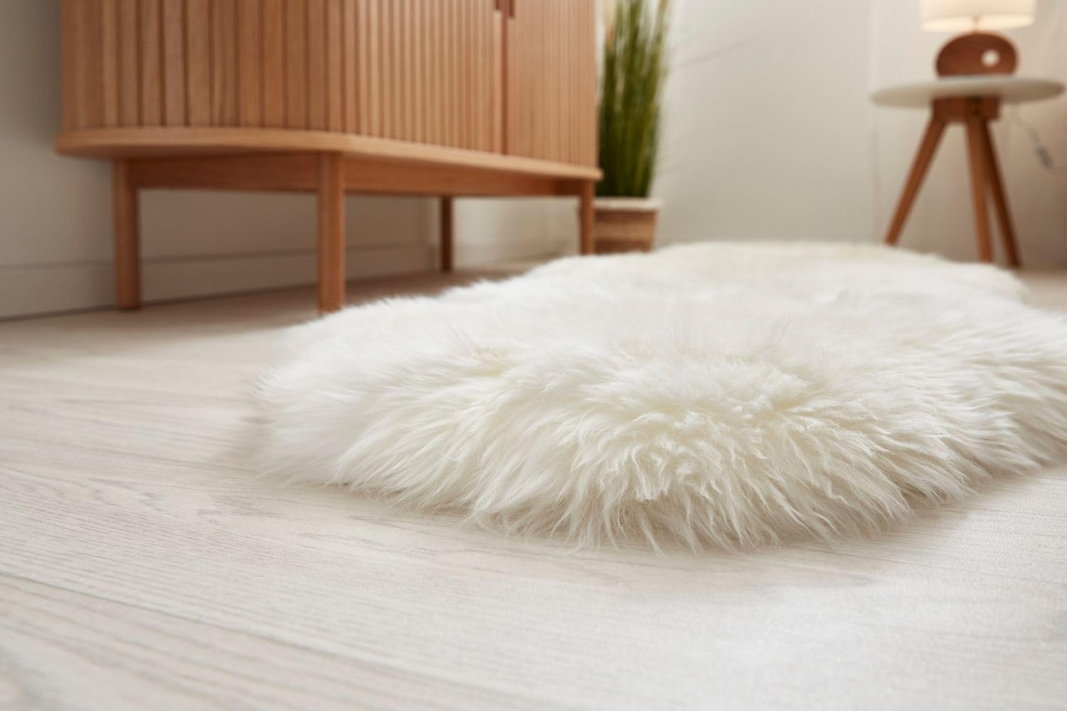 -LUXOR- living Schaffell echt – weiches Lammfell für Stuhl, Sofa & Kinderwagen oder Fellteppich für Wohn- und Schlafzimmer, Flor 50 mm, 60 x 160 cm, Weiß