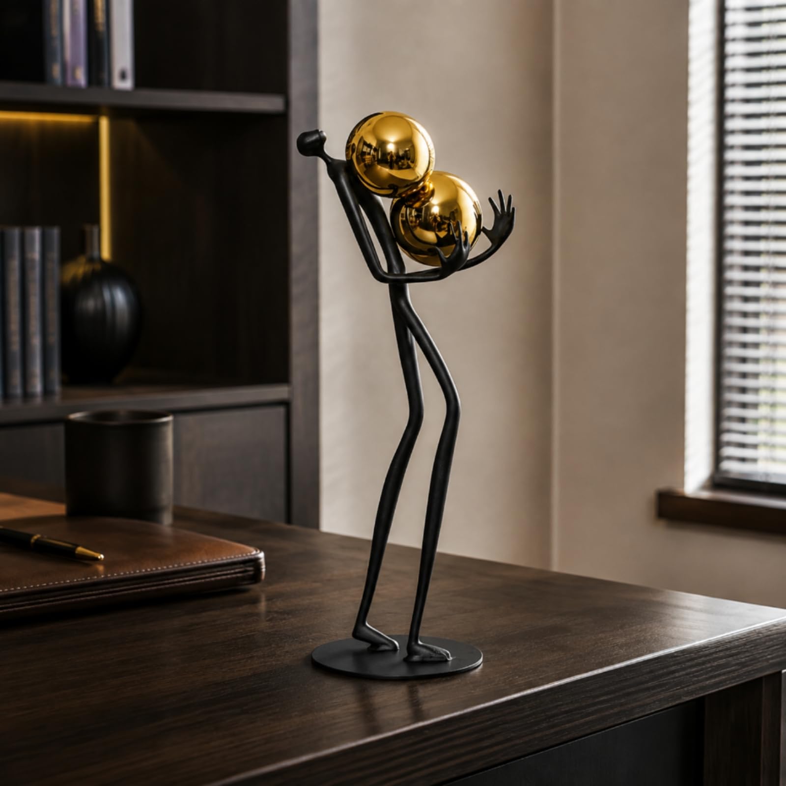 Abstrakte Menschliche Figur aus Metall Freistehend Freistehende Metallskulptur mit Sockel Goldfarbenes Detail Abstrakte Metallskulptur für Wohnzimmer