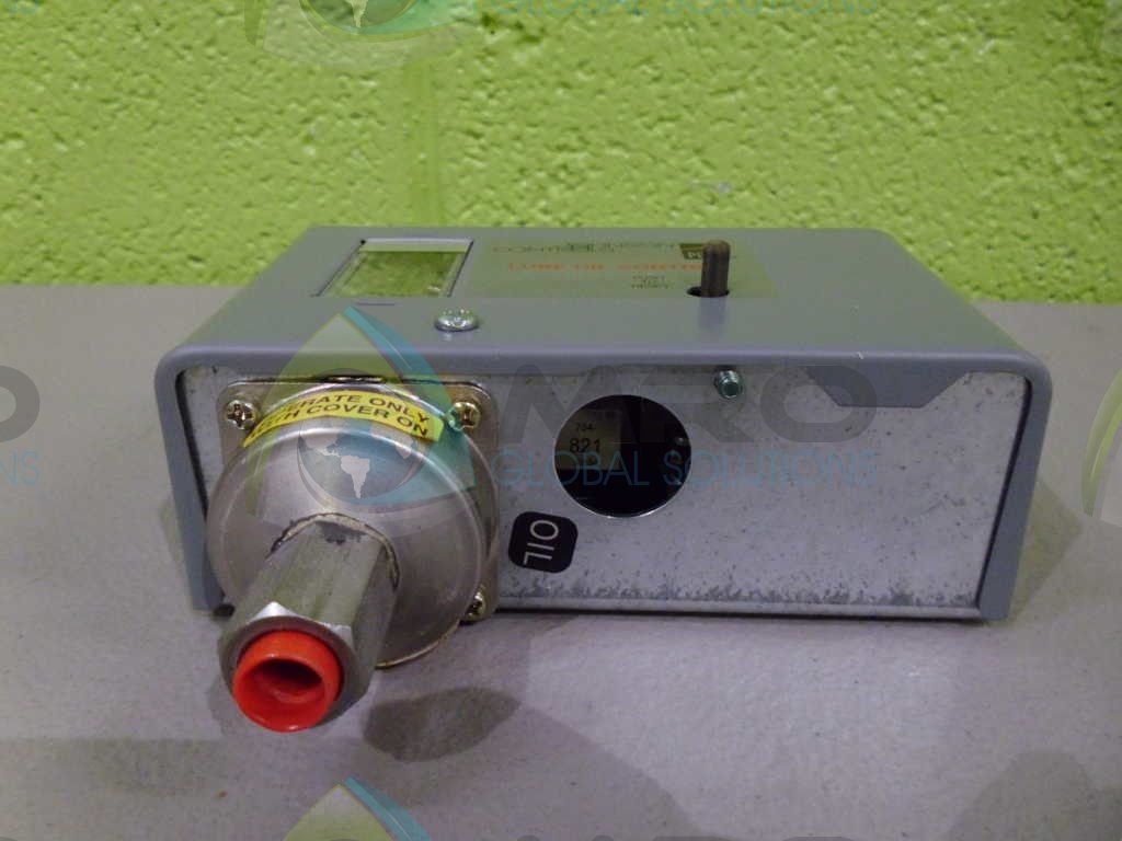 Johnson Controls P28AN-1C Lube Oil Control, 8 to 70 psi