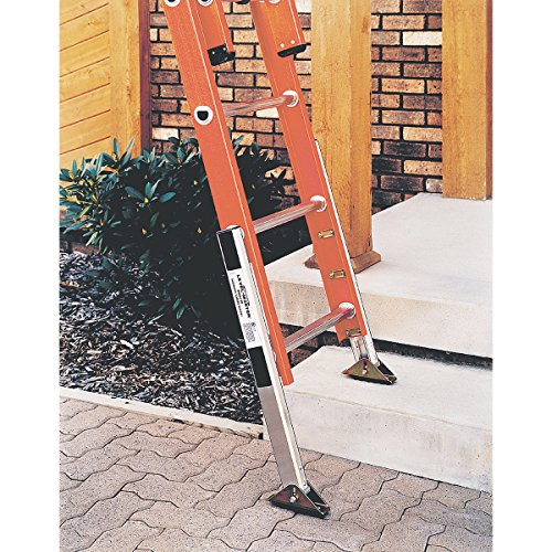 Werner D6228-2X0010 28' Fiberglass Flat D-Rung Extension Ladder w/Padded V-Rung, Cable Hooks, and Leveler Attached - 300lb Rated