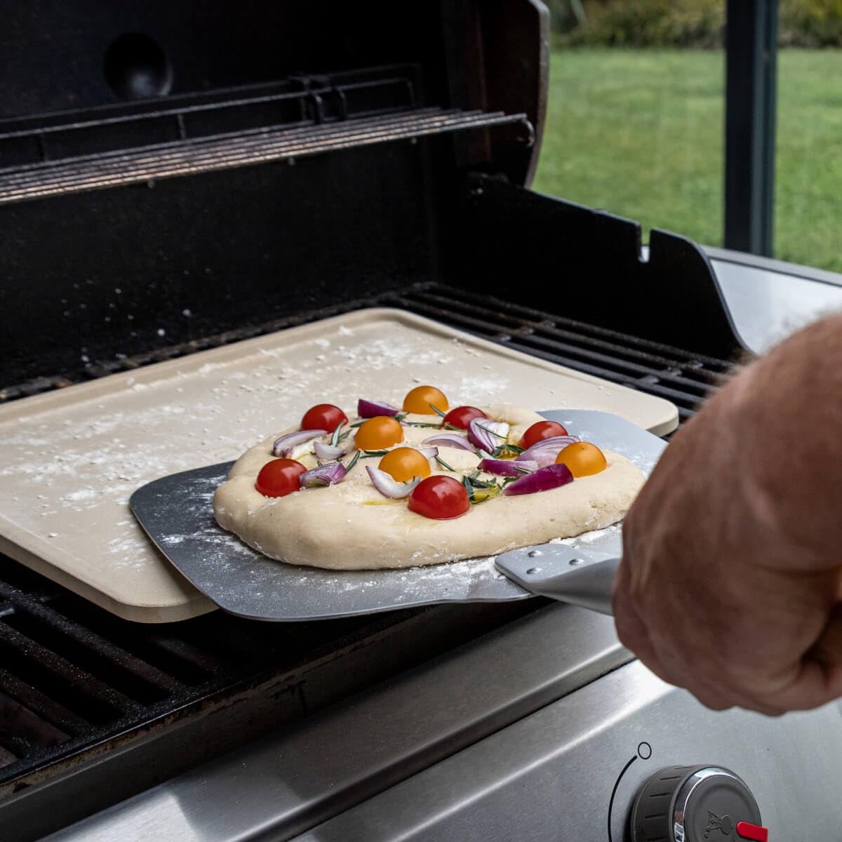 Boska Pizzastein Deluxe Rechteckig/Für den Backofen und der Grill/Pizzen in Steinofenqualität/Schöner erhöhter Rand/Cordierit / 32x40 cm