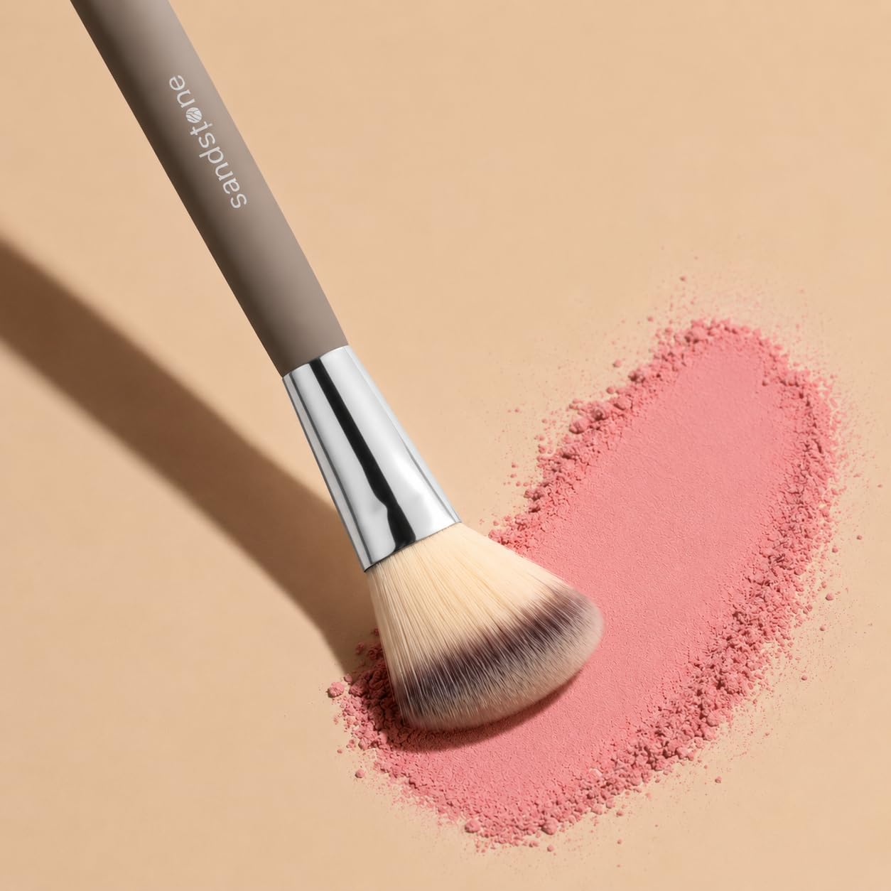 Sandstone Scandinavia Abgeschrägter Rougepinsel – Weicher Pinsel zum Auftragen & Verblenden von Blush – Vegan