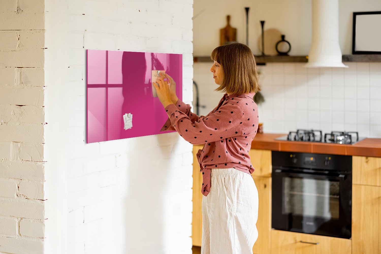 Pizarra blanca magnética de vidrio | Incluye imanes fuertes neodimio, rotulador y borrador | Superficie templada resistente al uso intensivo- 90x60 - Color rosa fuerte