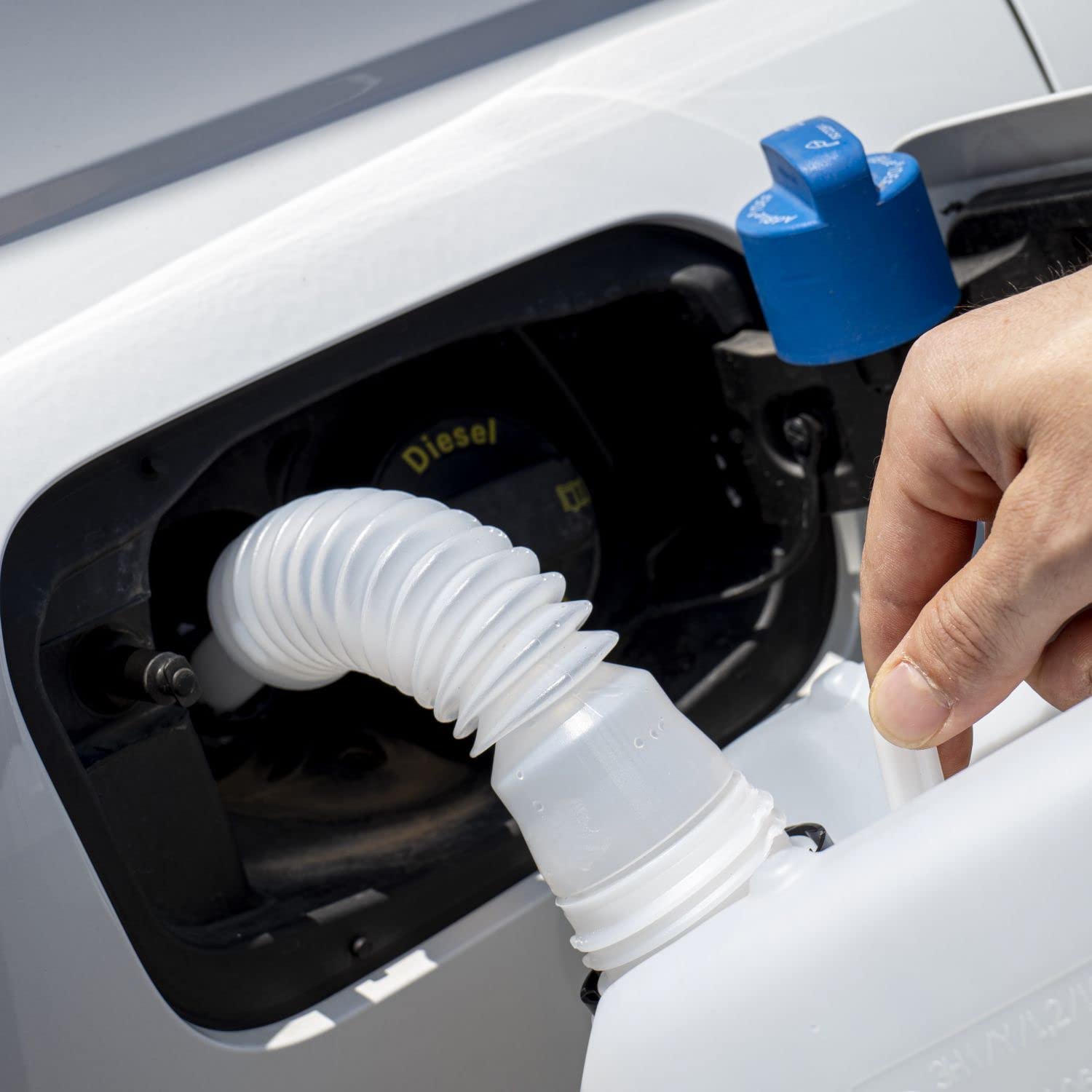 GROUPOIL - Adblue 10L per motori diesel, additivo per gas di scarico con tubo per facilitare il riempimento - Conforme alla ISO 22241 - compatibile con il sistema SCR - 100% made in italy