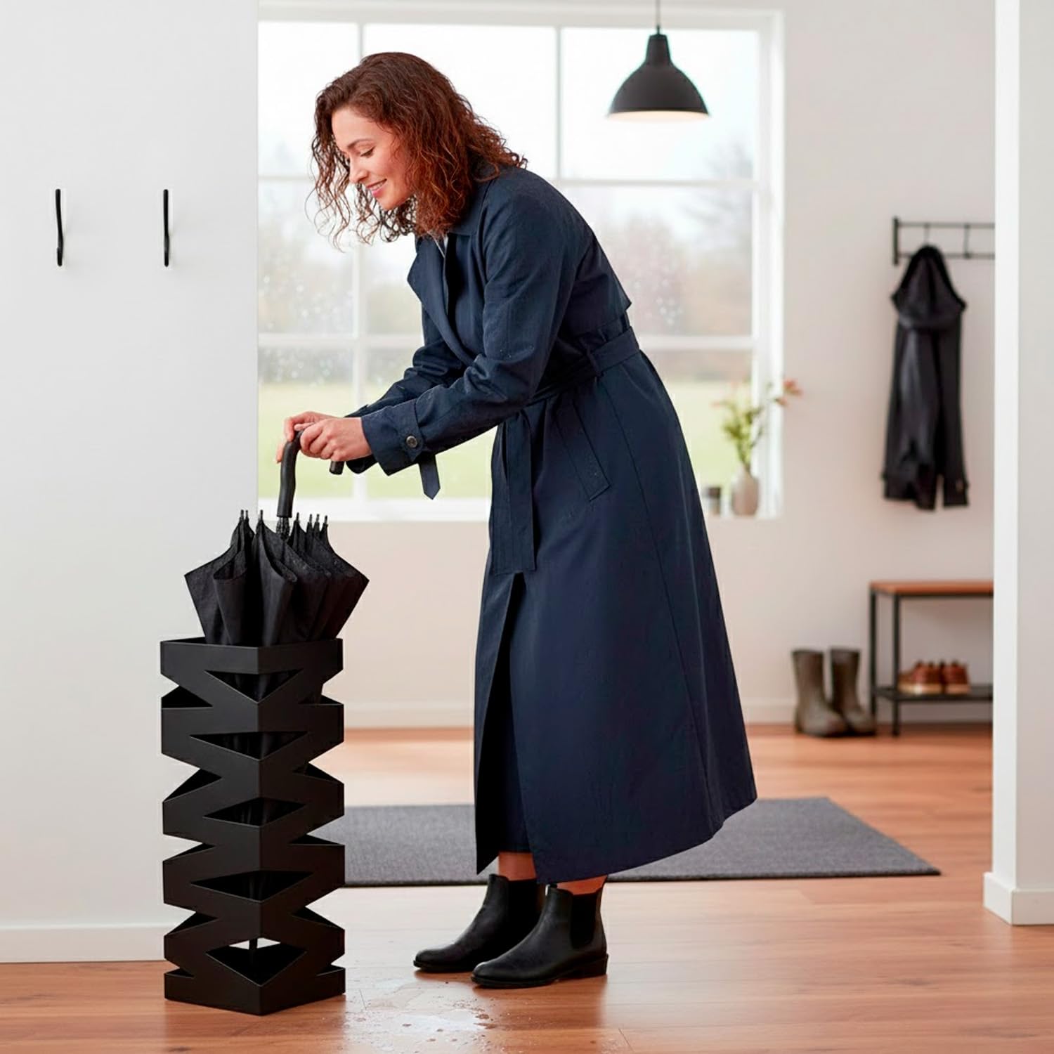 Portaombrelli In Acciaio Zincato Con Intarsi Decorativi Porta Ombrelli Vaschetta Scolapioggia 2 Ganci Removibili Base Antiscivolo per Ingresso Casa Ufficio Design Moderno 49 x 15.5 x 15.5 Cm (Nero)
