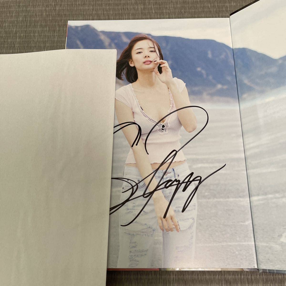 Amazon.co.jp: ＼直筆サイン入り／ 岡田紗佳 1st. 写真集「muse