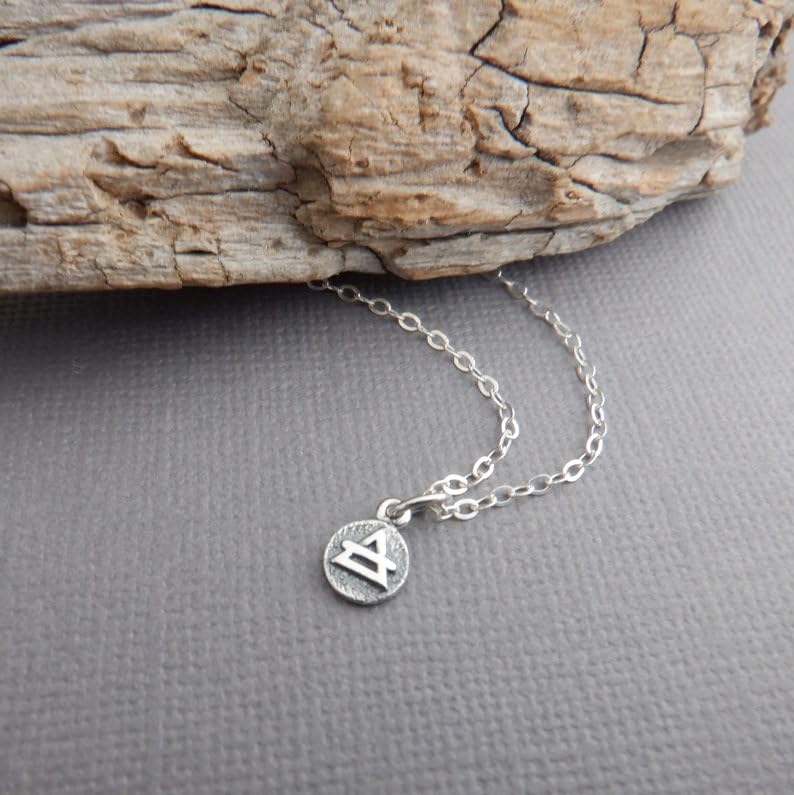 Collar mini de elementos del aire en plata de ley 925. Dije con cuatro símbolos elementales. Signos del zodíaco: Géminis, Libra y Acuario. Joya pequeña y delicada | Con cadena de 45 cm | Chapado en