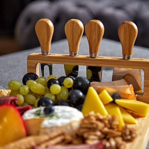 Miniatura 12 de RoyalHouse Tabla redonda de bambú para quesos y 4 cuchillos con cajón deslizante para cubiertos, juego de tablas de charcutería, regalos