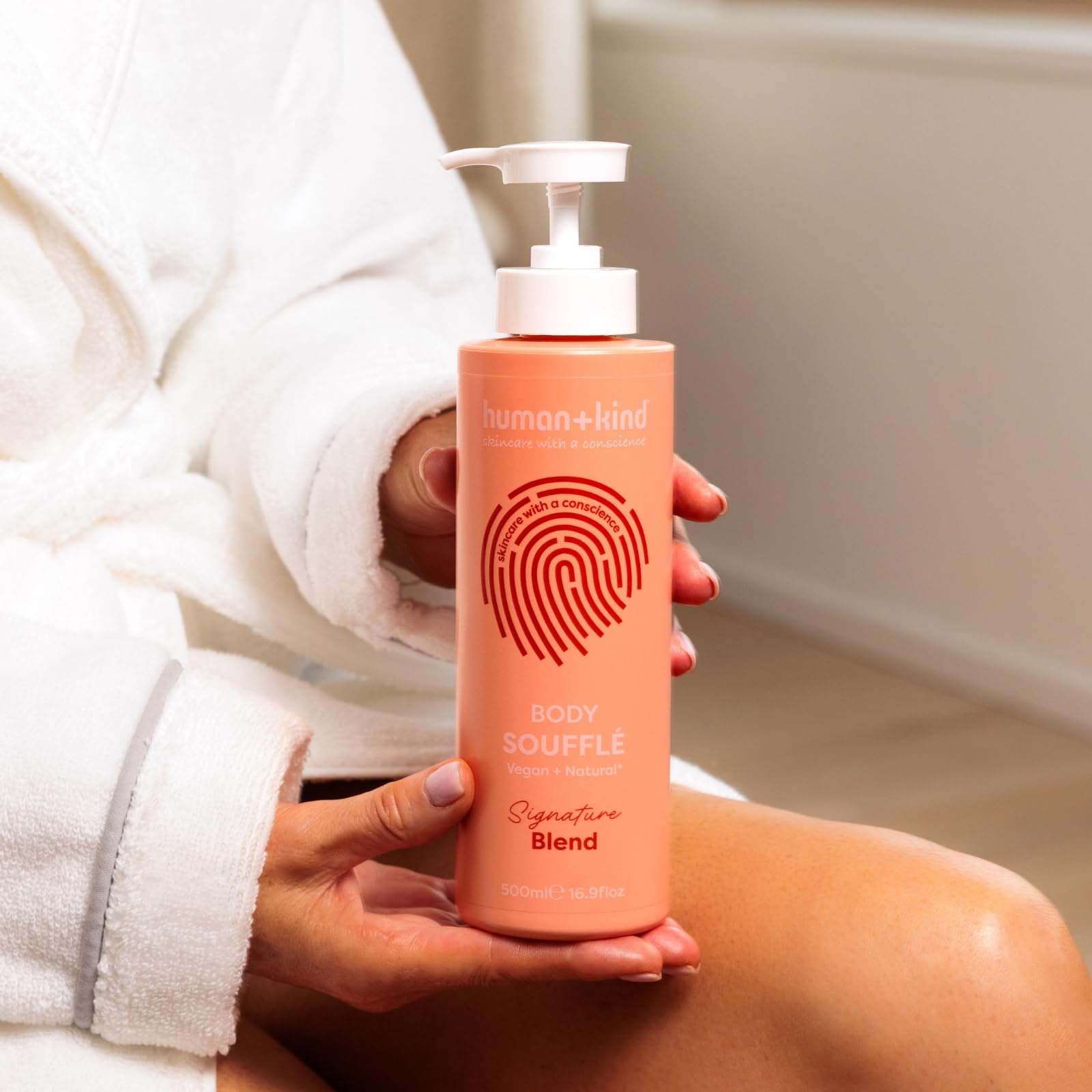 Human+Kind - Body Souffle - Lecht Schlagsahne-Feuchtigkeitscreme schnell ein - idealny do trockene oder zu ekzemen tendencyjnych Haut - natürliche, vegan Hautpflege - Flasche o pojemności 500 ml.