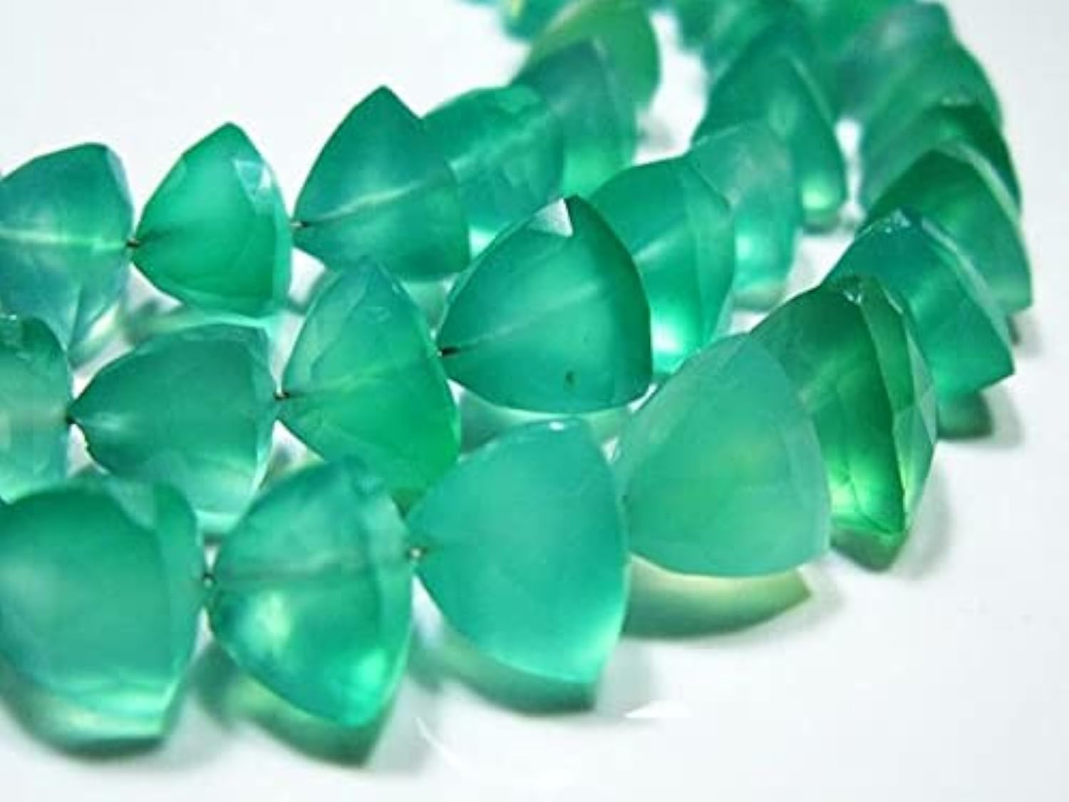 Green Onyx Faceted Trillion pierre idéale pour cadeau fait main