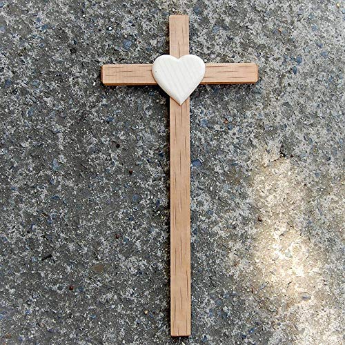 Cruz de pared de madera con corazón tallado ideal para colgar en altares 3