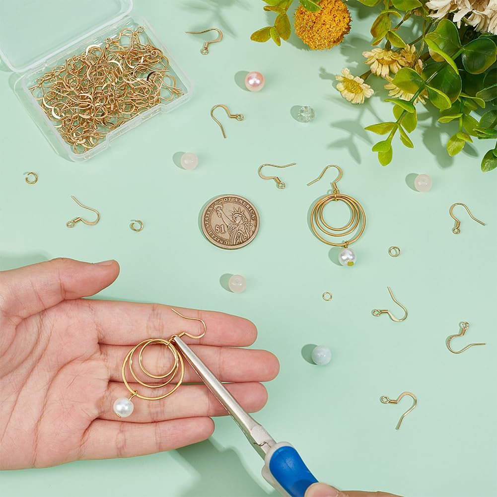 UNICRAFTALE Circa 100 ganci per orecchini placcati in oro 18 carati, in acciaio inox, con passanti, ganci per orecchini, ganci piatti per orecchini, con bobina, per la creazione di orecchini fai da te