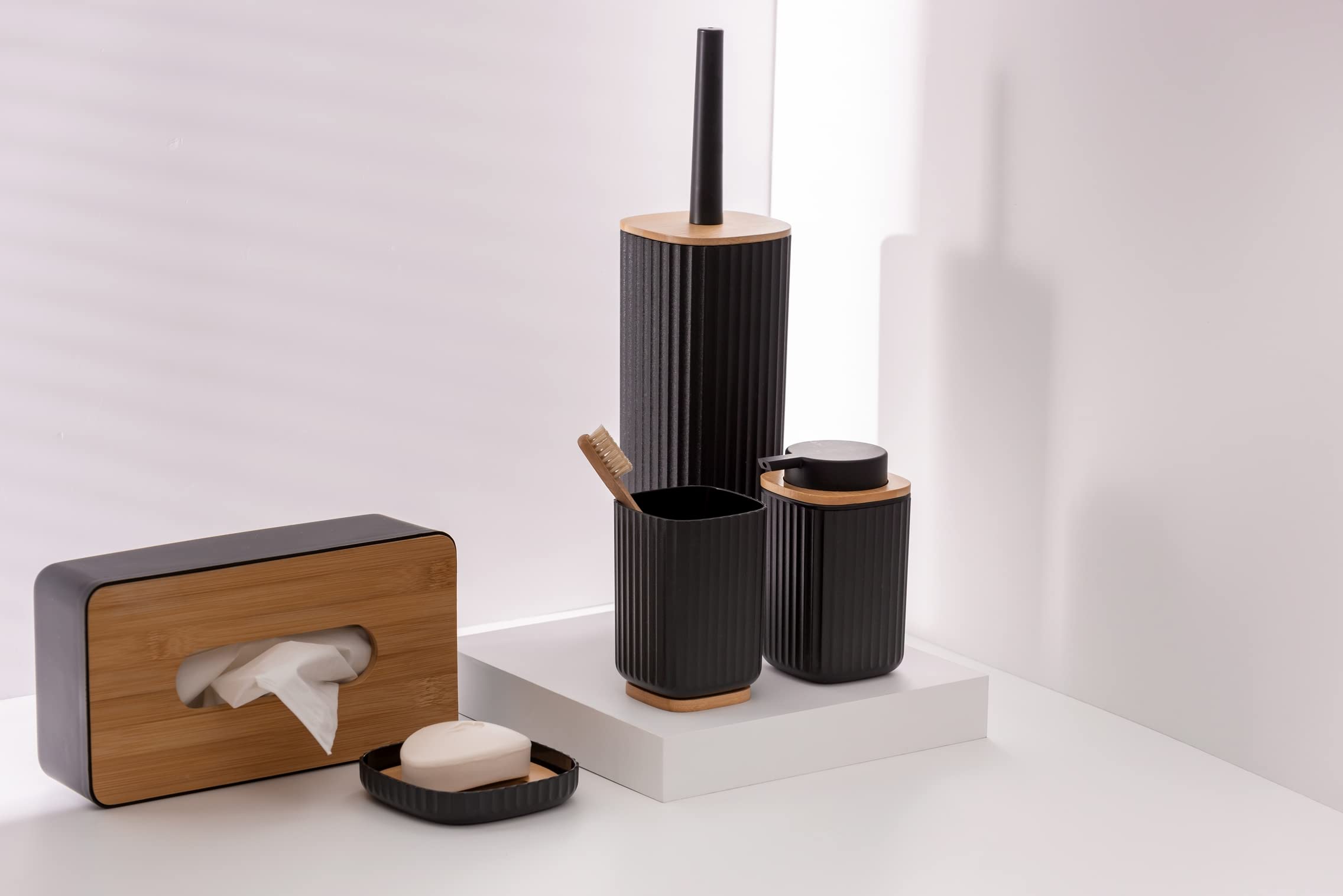 WENKO Dispensador de jabón Rotello, dosificador recargable con capacidad de 250 ml, en plástico de calidad óptima y detalles de bambú, apto para lavavajillas, 8,9 x 12,7 x 7,5 cm, negro/natural