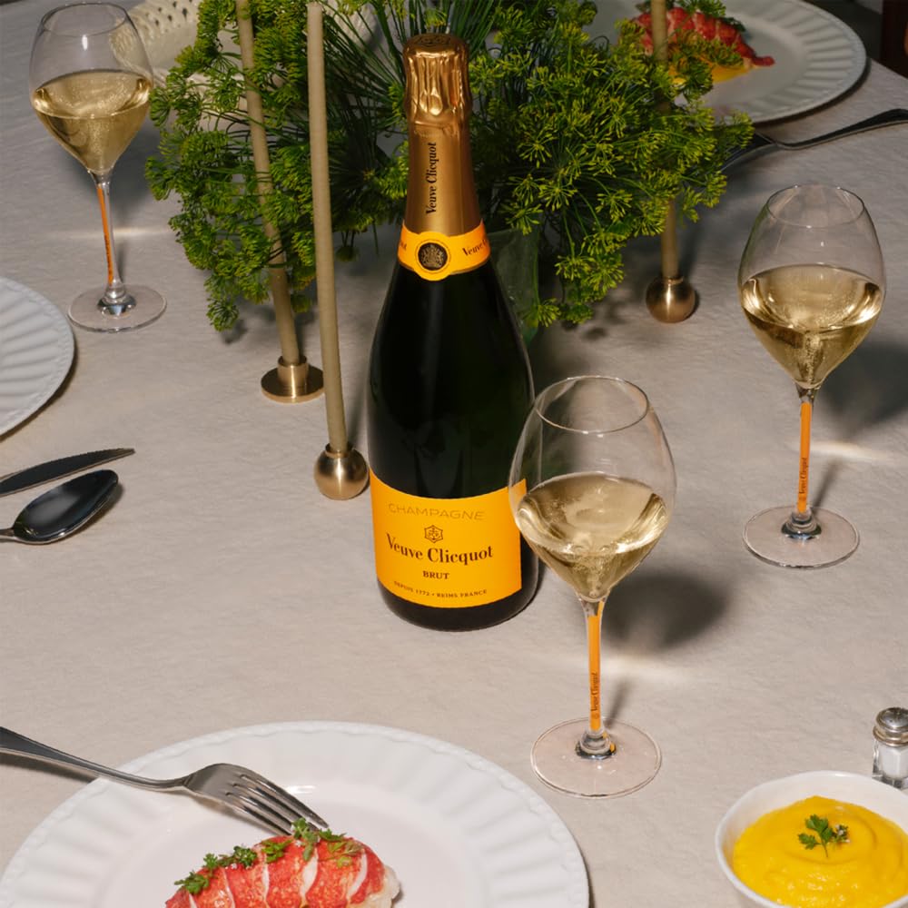 Veuve Clicquot Yellow Label Brut Champagner, 75cl, in Geschenkbox | Ikone aus der Champagne | Kraftvoll, frisch & elegant | Goldgelb, feine Perlage | Fruchtig, Vanille & Brioche