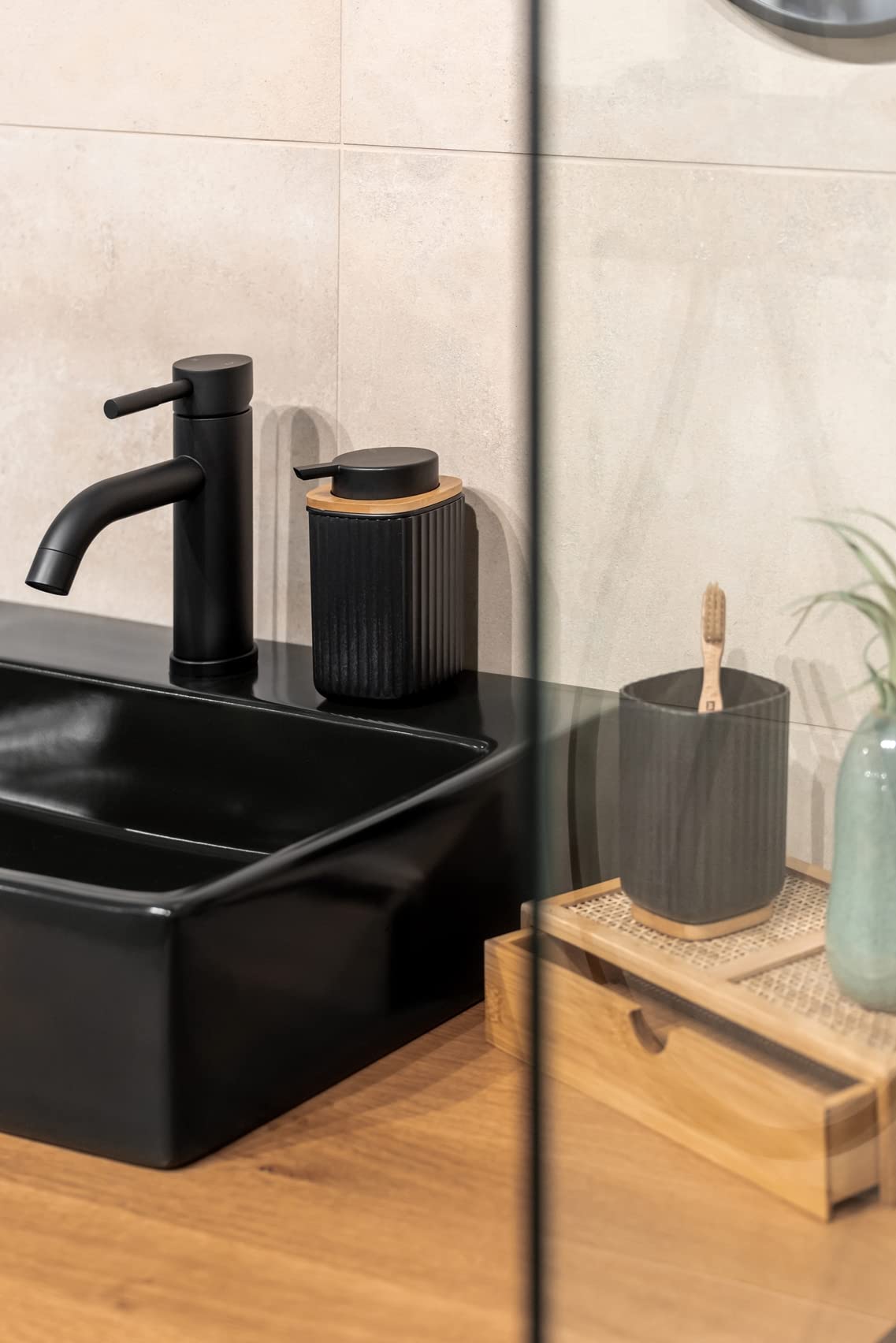 WENKO Dispensador de jabón Rotello, dosificador recargable con capacidad de 250 ml, en plástico de calidad óptima y detalles de bambú, apto para lavavajillas, 8,9 x 12,7 x 7,5 cm, negro/natural