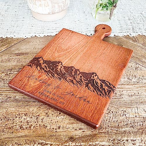 Tabla de cortar personalizada para bodas en la montaña, regalo para pareja aventurera, tablero para charcutería (madera de bambú, tamaño mediano) miniatura 6