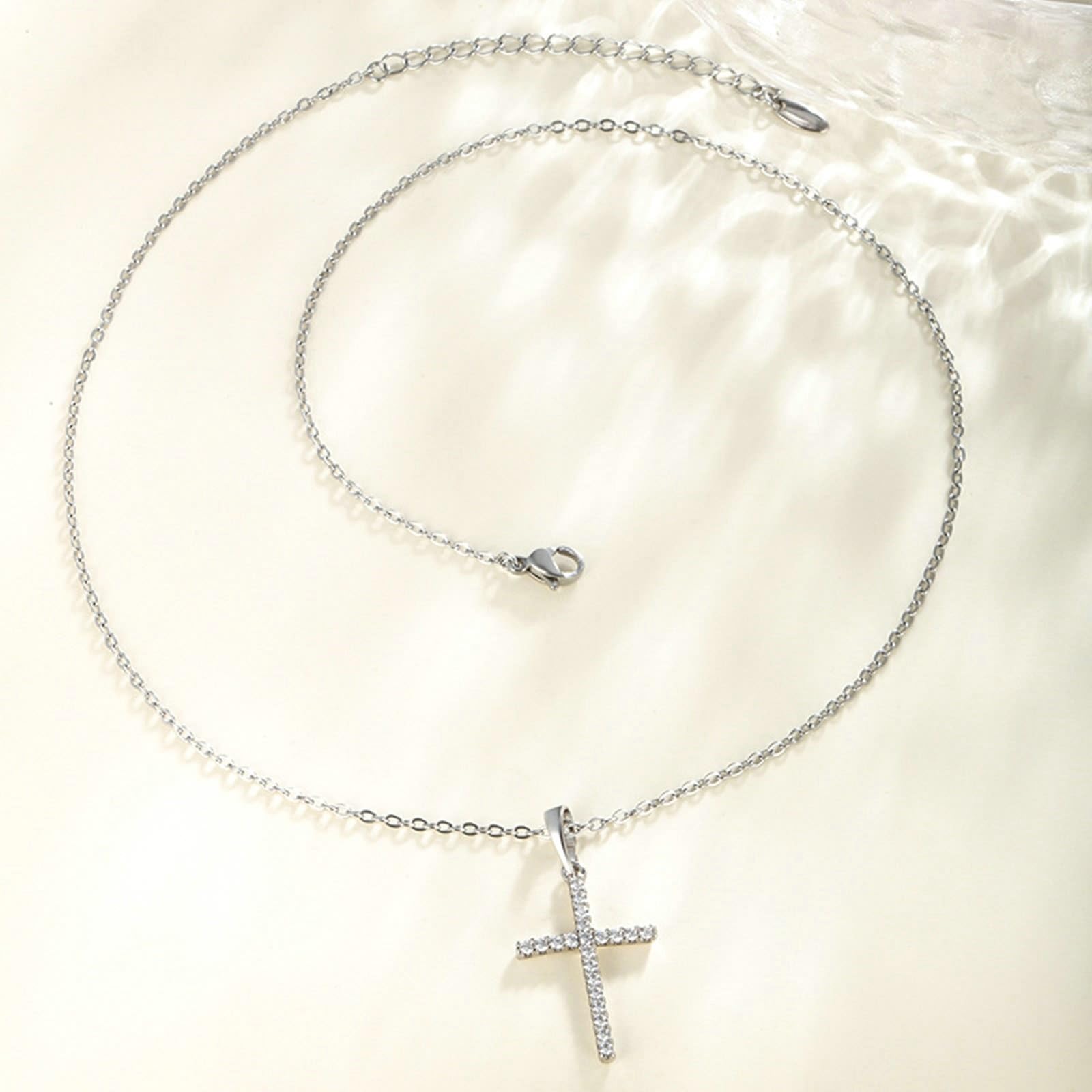 Naszyjnik białe złoto 18K Au750 z moissanit, zawieszka w kształcie krzyża 45 cm
