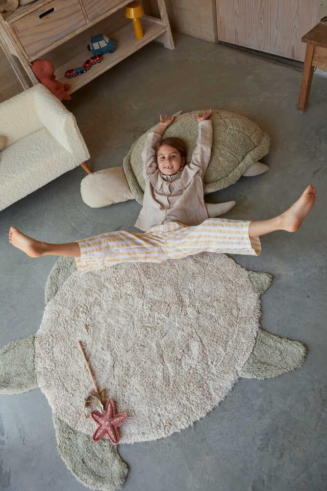 Lorena Canals Alfombra Lavable Tortuga Marina para salón o Dormitorio. Oliva Natural 110x130 cm