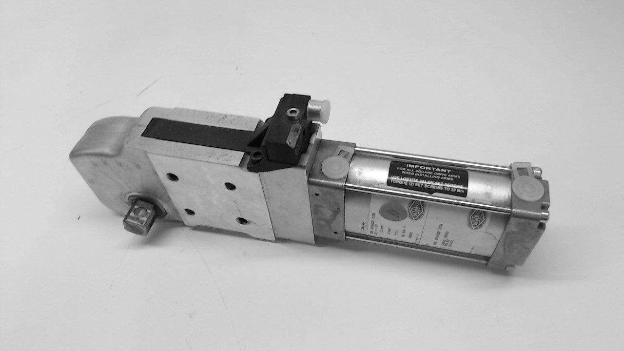 Destaco 82M-8Dr50c83 Pneumatic Clamp W/Attached Part Number 8Ea-111-1 82M-8Dr50c83 with Attached Part Number 8Ea-111-1