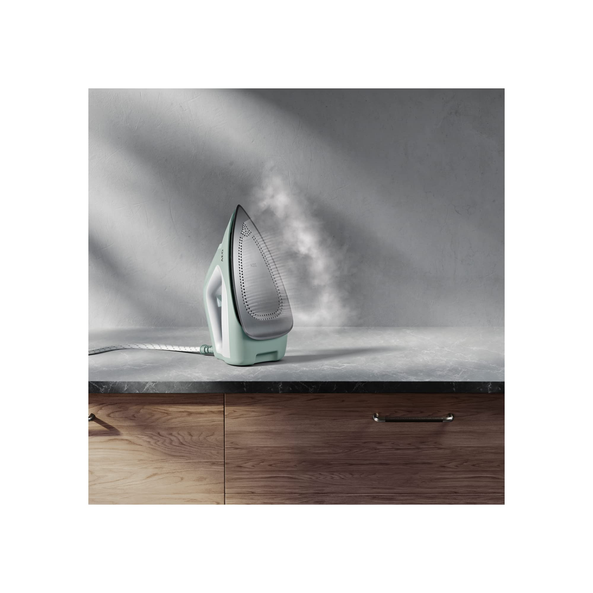 AEG ST6-1-4LG Centro de Planchado a Vapor, Potencia 2400 W, Depósito Extraíble 1.2 litros, 5 bares de presión de vapor, Sistema Antical, Suela Acero Inoxidable Anodizado, Verde y Blanco