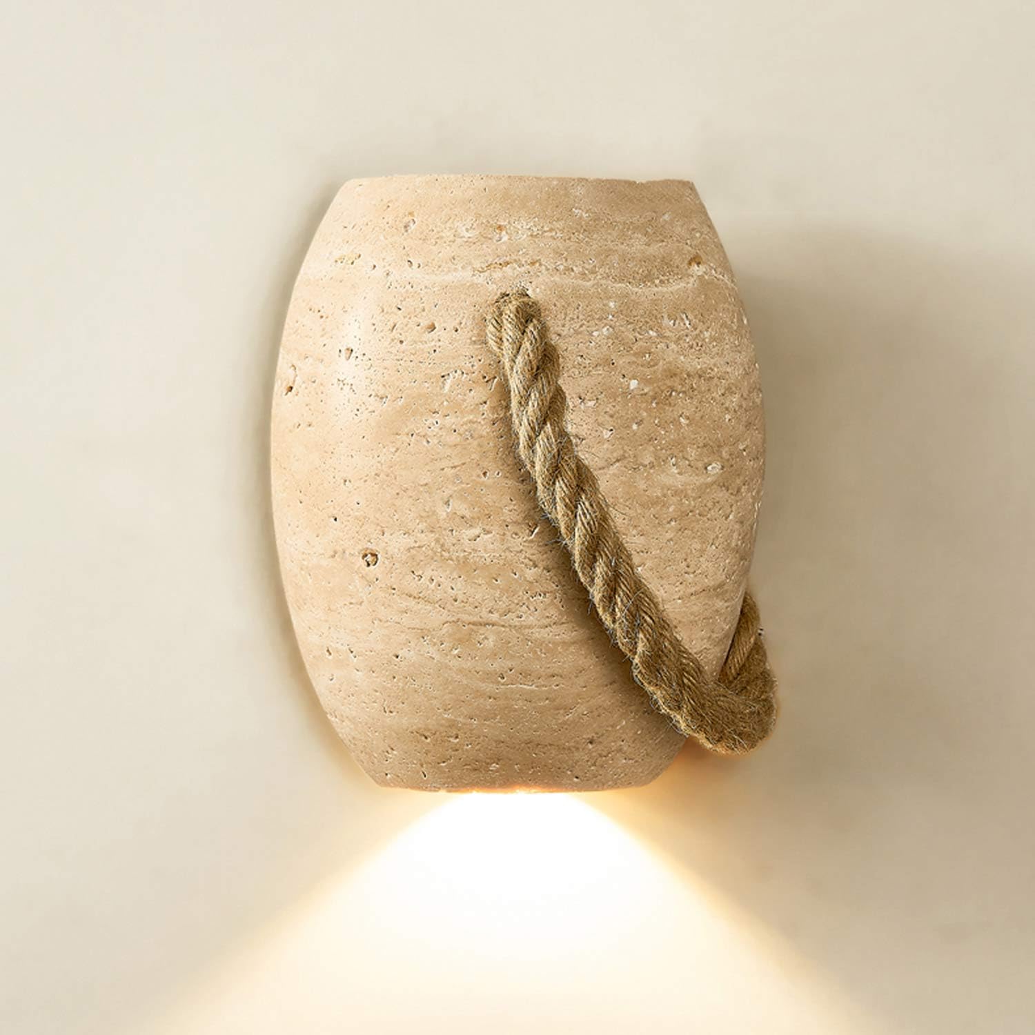 Applique en pierre jaune pour une ambiance de chambre cosy