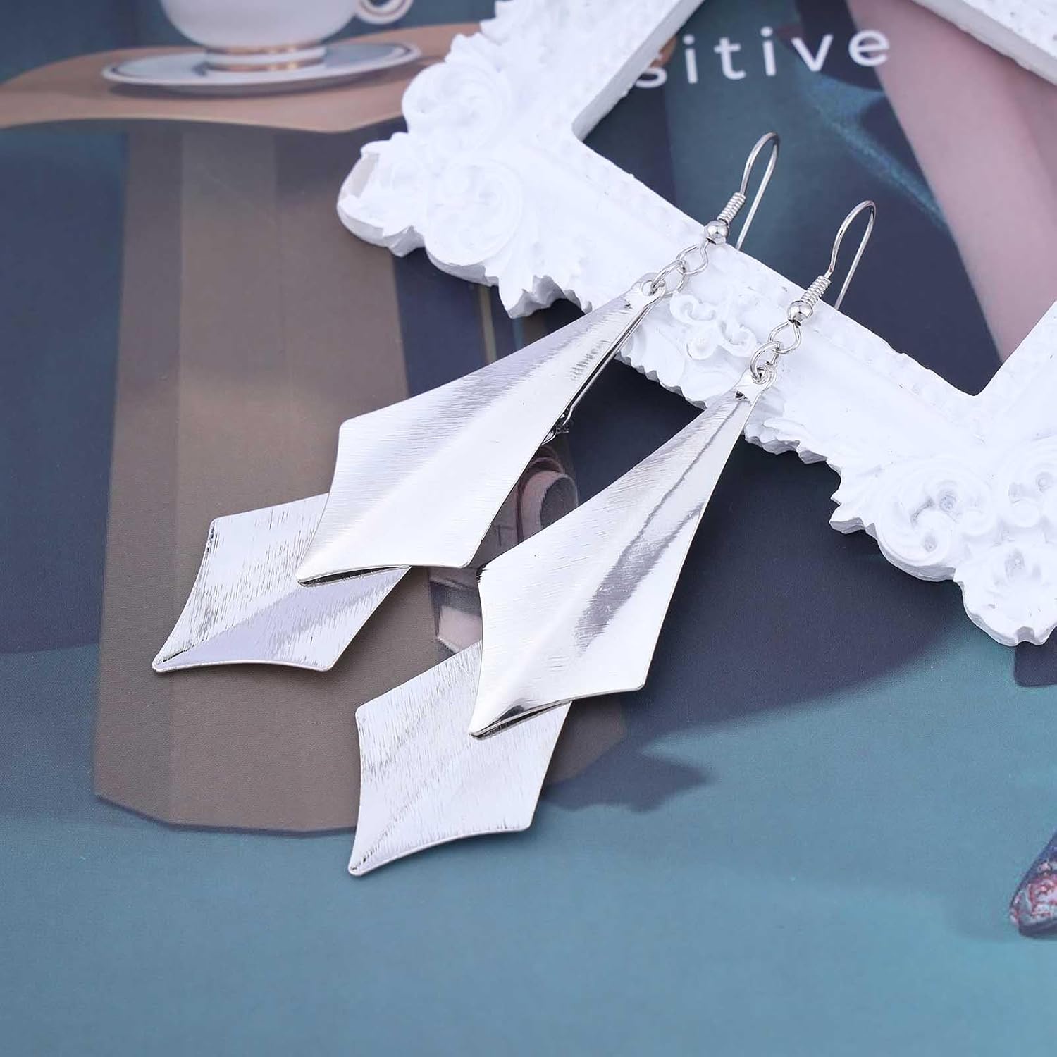 Andelaisi Boho Leaf Dangle Earrings Vintage Metal Leaf Earrings Gold Double Leaf Drop Earrings Super Lightweight Leaf Metal Earrings Jewelry for Women and Girls - Image 3