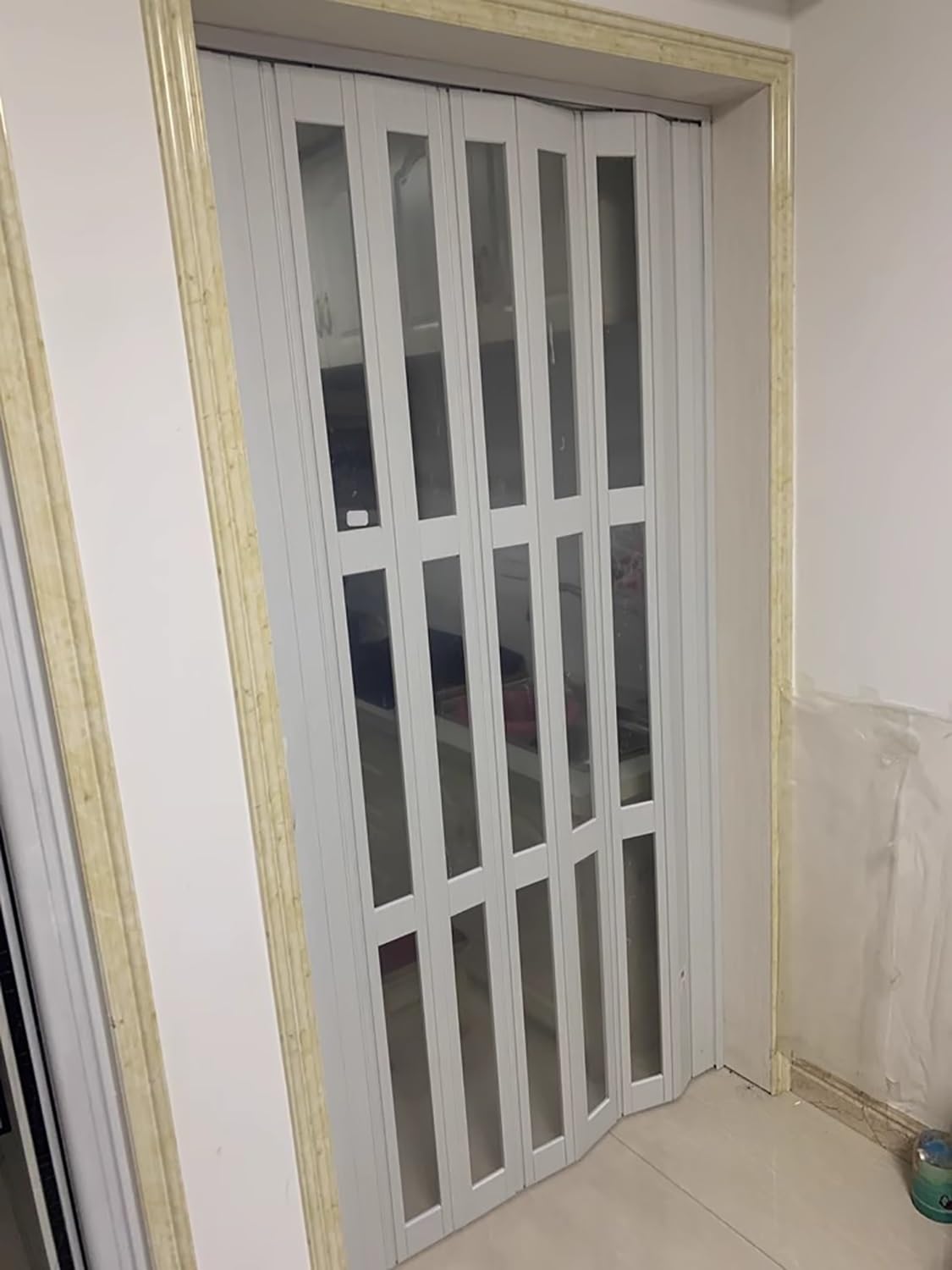 Porte rétractable pour buanderie exiguë : gagnez de la place