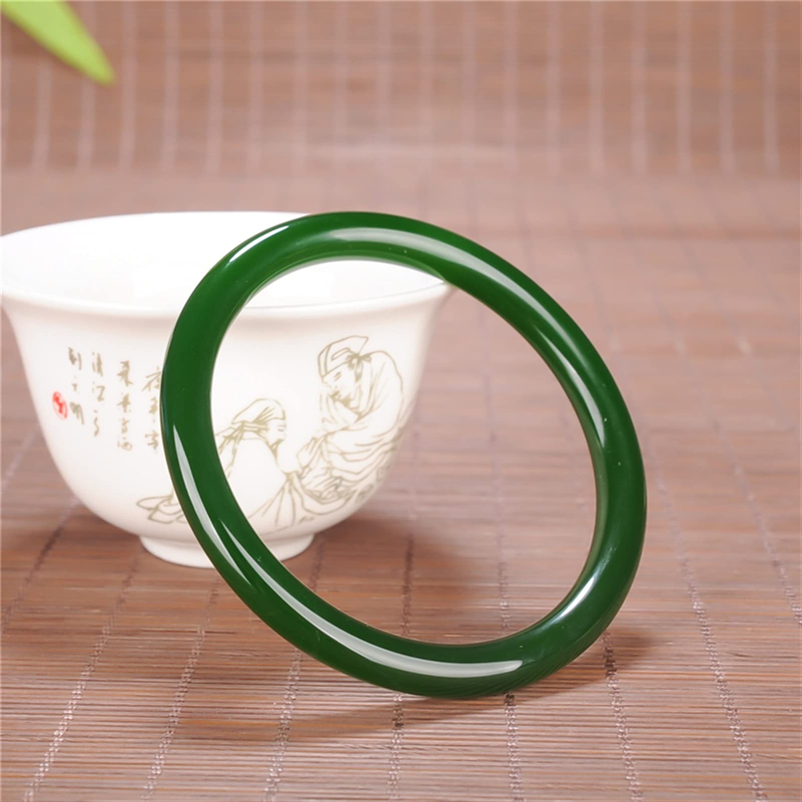 Rond de jade vert sculpté à la main, un jonc d'exception en 54-66 mm