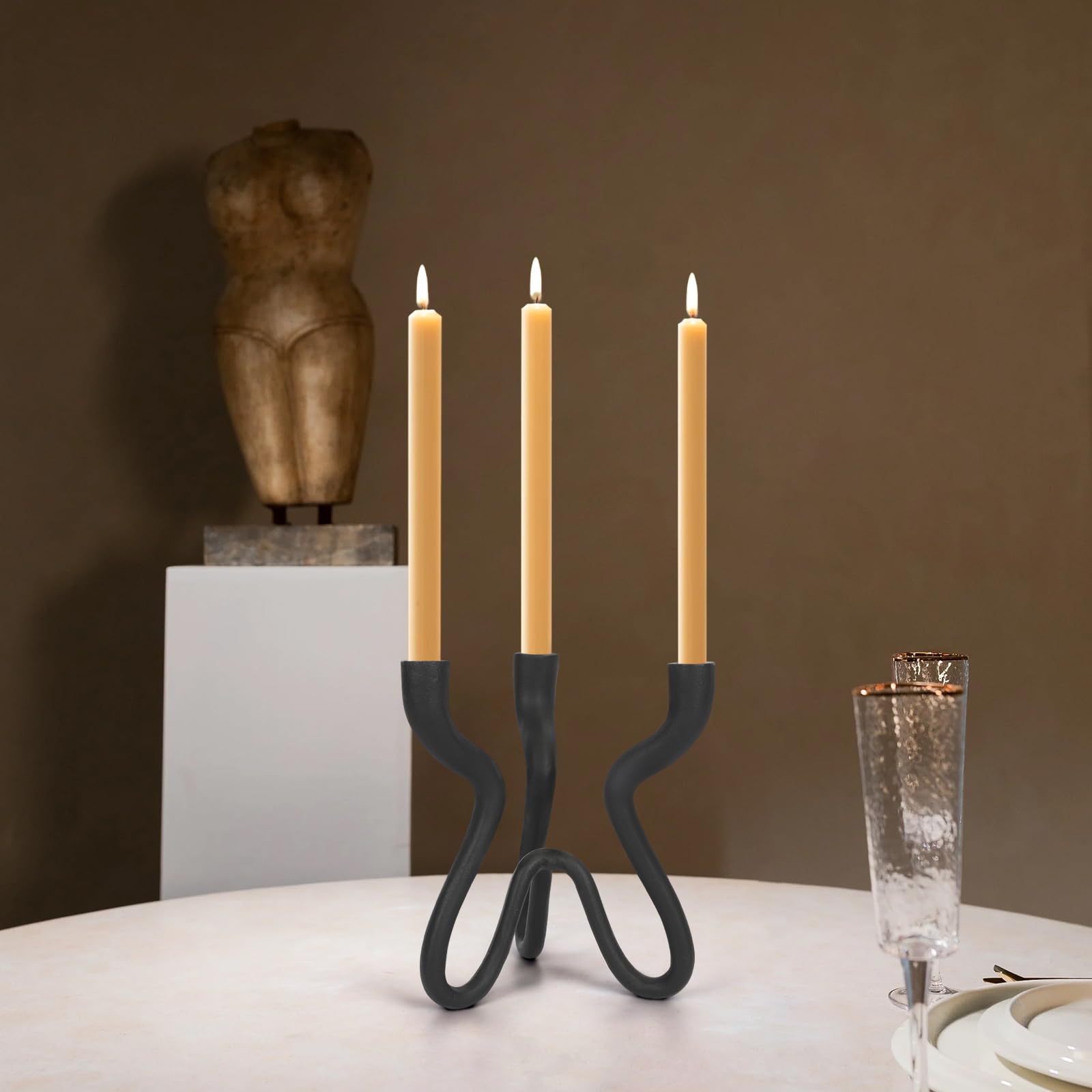 Candelabro triple – Soporte de metal de hierro fundido con acabado negro mate – Elegante centro de mesa de boda para el hogar, comedor, decoración de eventos 4
