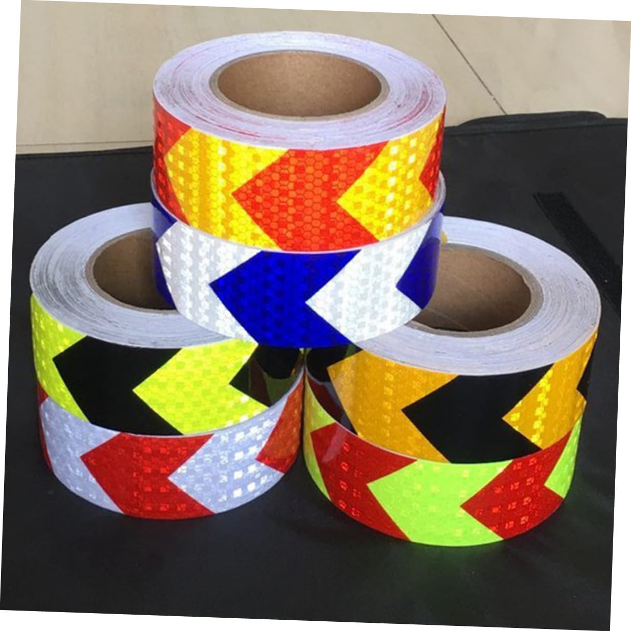 Garneck Cinta Reflectante Fluorescente para Señalización de Seguridad Adhesiva Resistente al Agua y Solventes con Diseño de Flecha Negra y Amarilla para Vehículos y Carretera