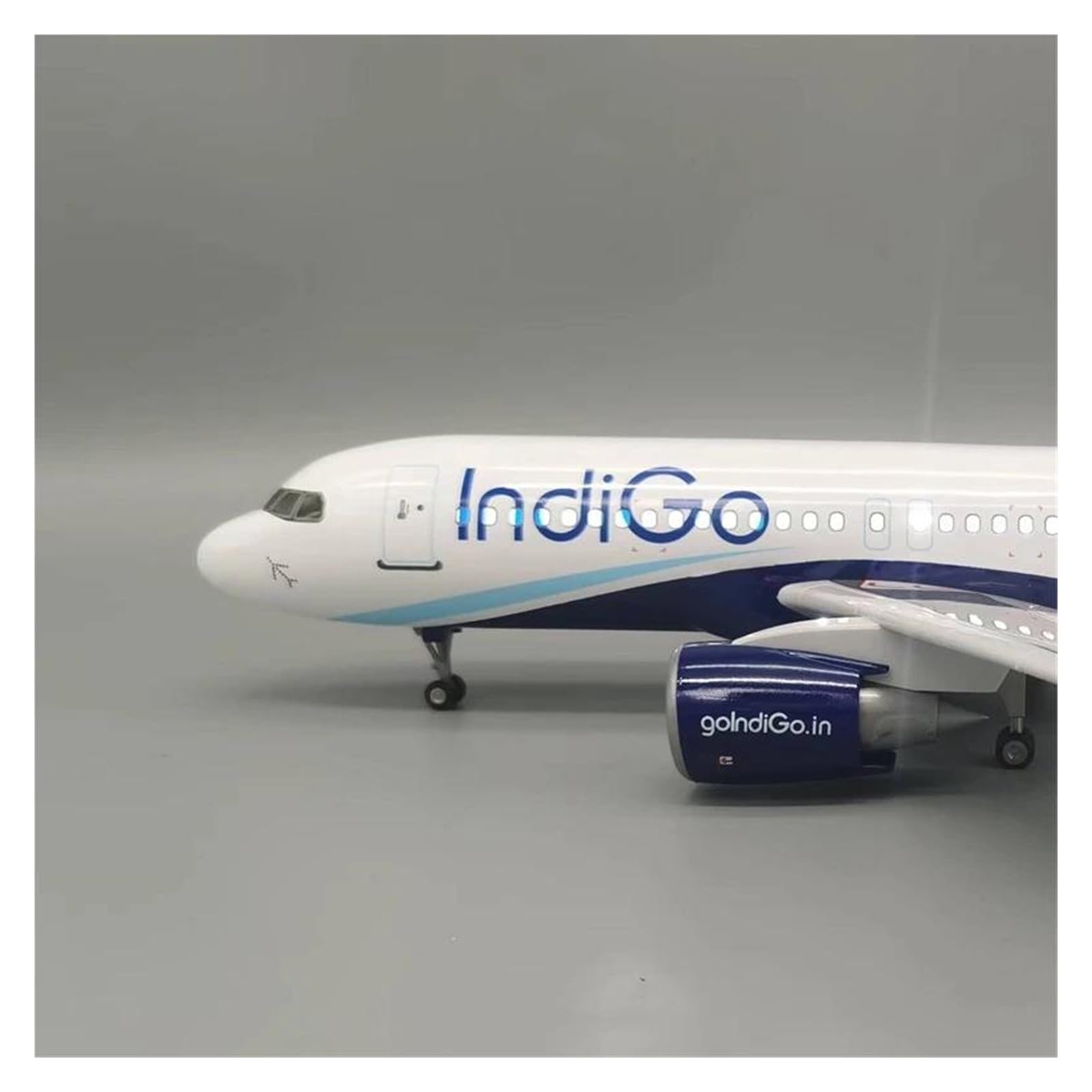 Odlewane zabawki samolotowe Skala 47 cm Duży model zabawkowy samolotu do modeli samolotów A320 Indigo Odlewane samoloty Z oświetleniem LED Kolekcja zabawek do zbierania i wyświetlania (z lampą)