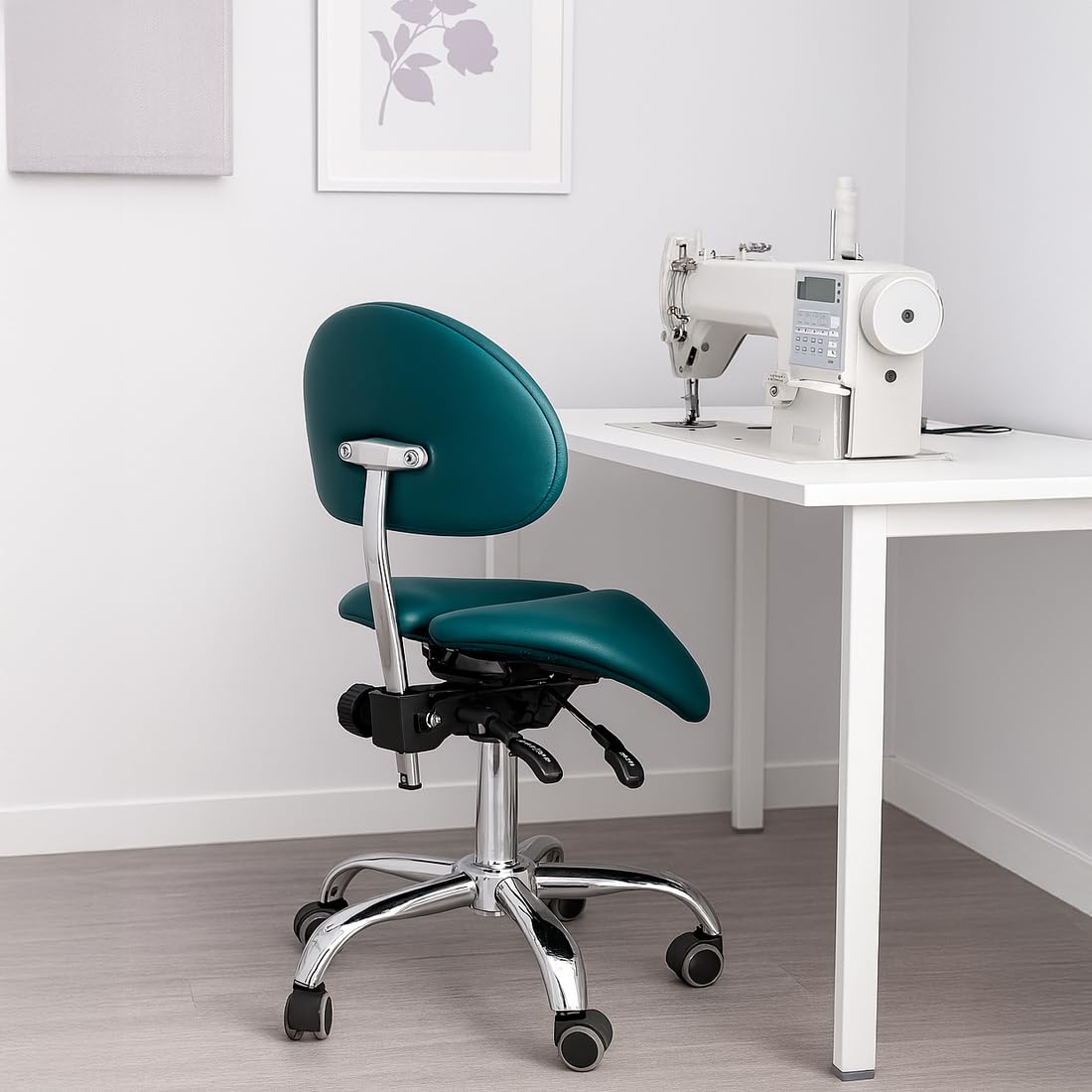 Spacetronik Sattelhocker mit Verstellbarer Rückenlehne, Zweigeteilter Ergonomischer Sattelsitz, Höhenverstellbar 50–62 cm, Rollhocker mit Metallbasis und 5 Weichrollen