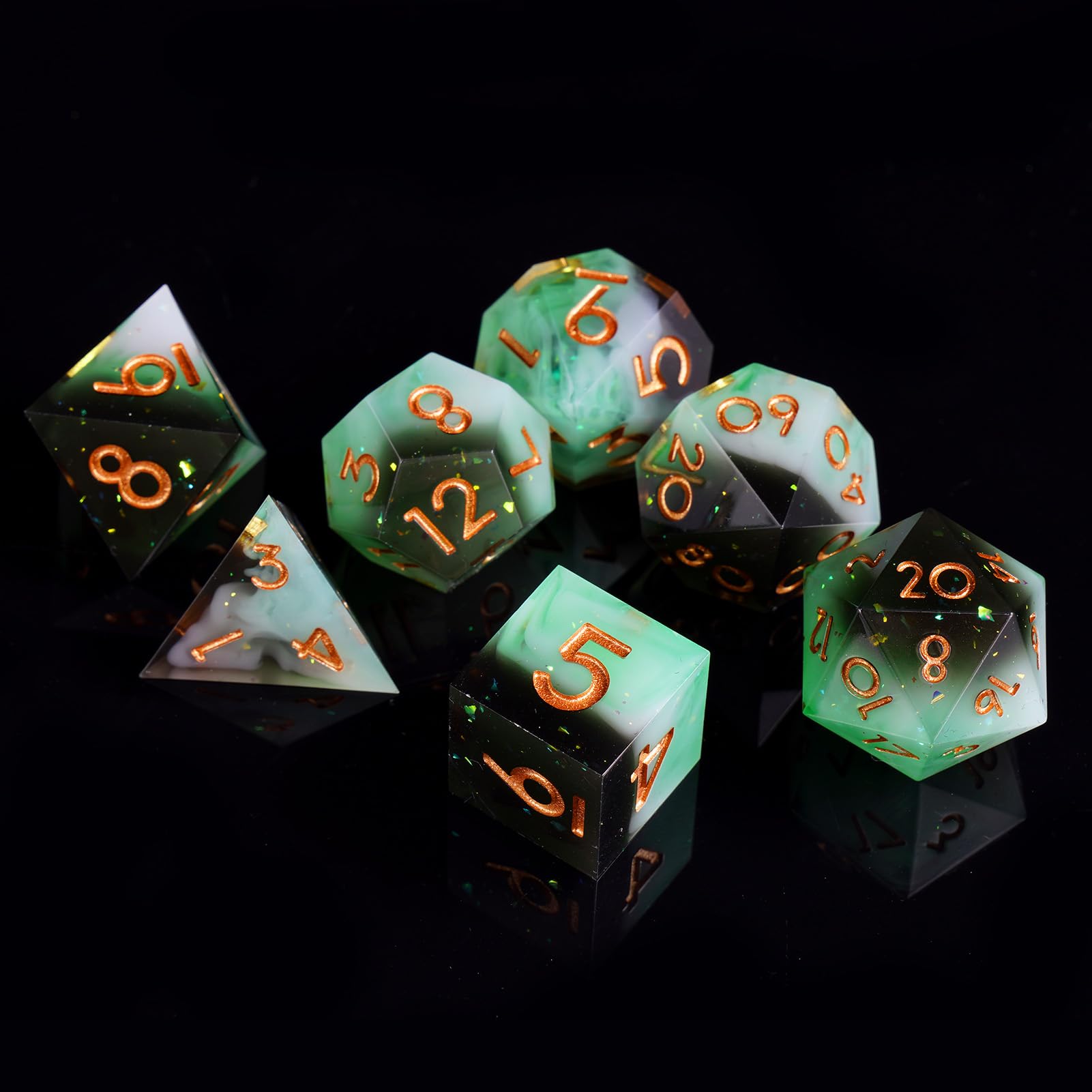 ORUZA Lot de 7 dés en résine DND - Bord tranchant - Dés polyédriques D&D - Jade DND - Pour donjons et dragons Pathfinder MTG - Jeux de rôle - Jeux de table (vert clair et noir)
