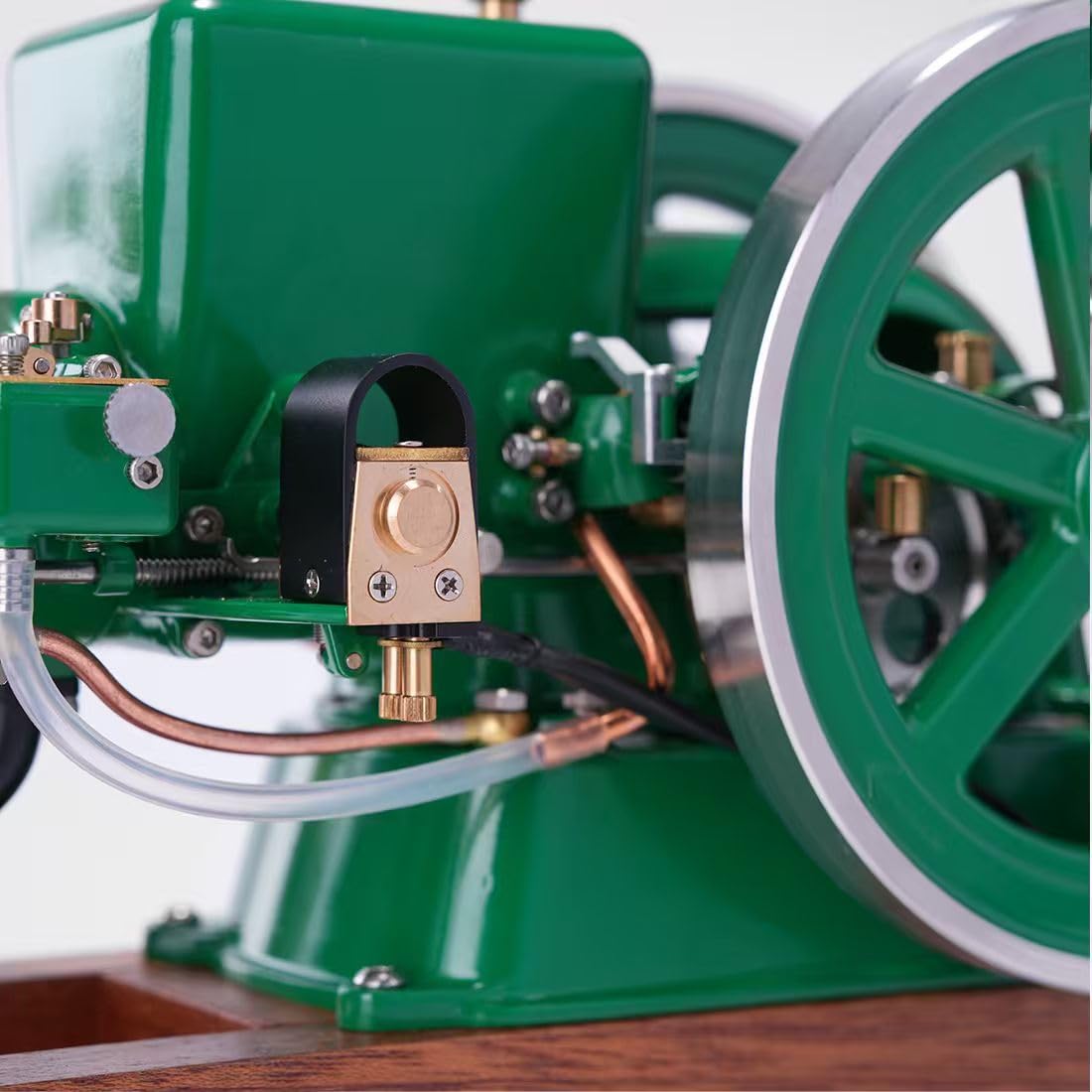 Benzinmotor-Modellbausatz, Retrol & OKMO Miniatur-Einzylinder-4-Takt-wassergekühlter horizontaler Benzinmotor mit Holzdisplayständer & Zündanlage, Retro-industrielles mechanisches Sammlerstück
