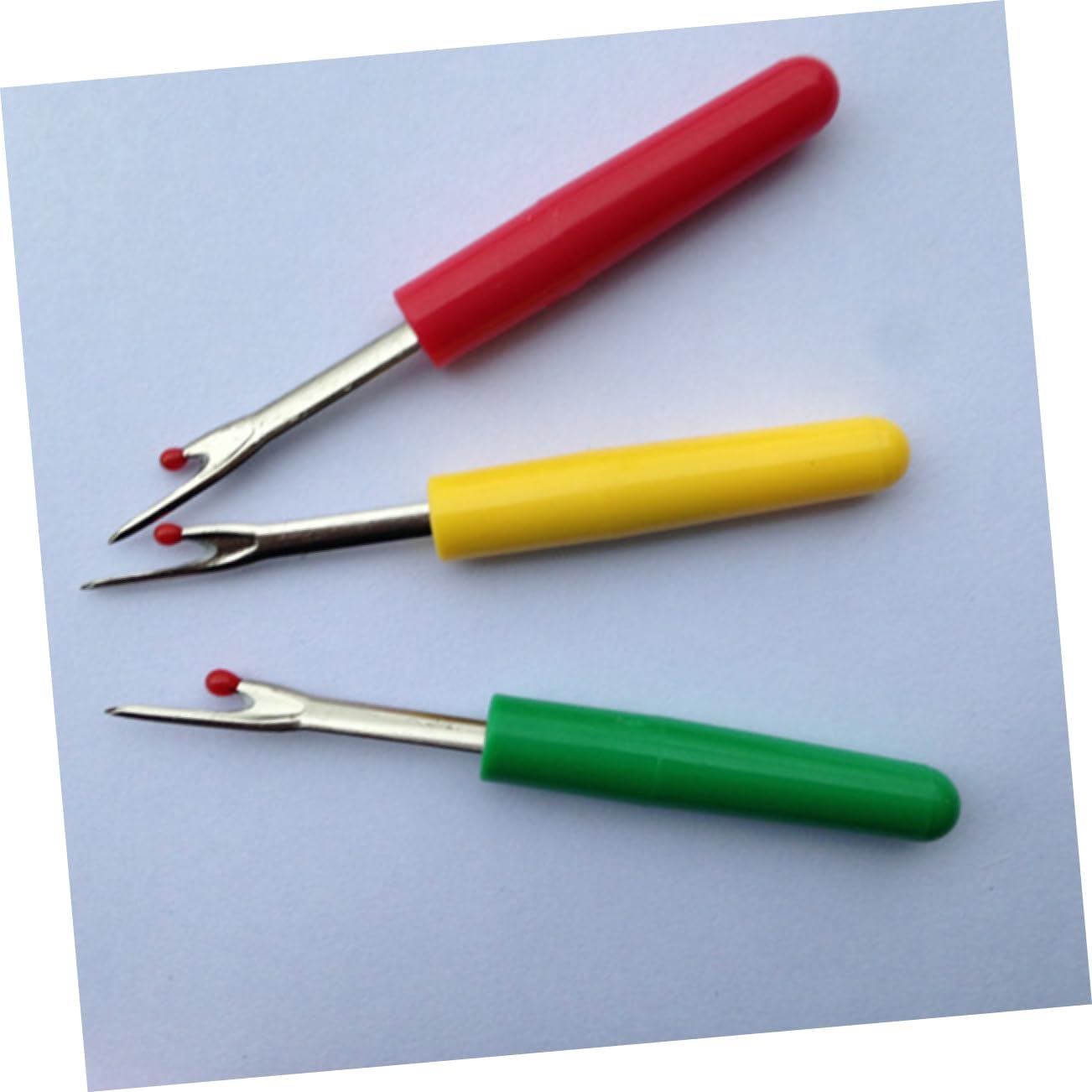 HOMSFOU 24pcs Random Color Large Seam Ripper Set Plastic Handle Unpicker for Sewing and Quilting Precision Stitch Removal Tool for Crafting and DIY Projects