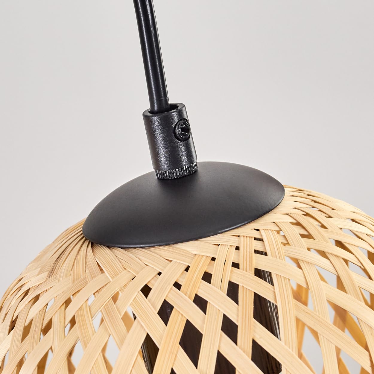 HOFSTEIN Pendelleuchte Basto, 4-flammige Hängelampe aus Metall/Holz/Bambus in Schwarz/Natur, Boho Hängeleuchte mit Bambusschirmen u. Holzbalken, Höhe max. 150cm, E27, Esszimmer, Wohnzimmer, Küche