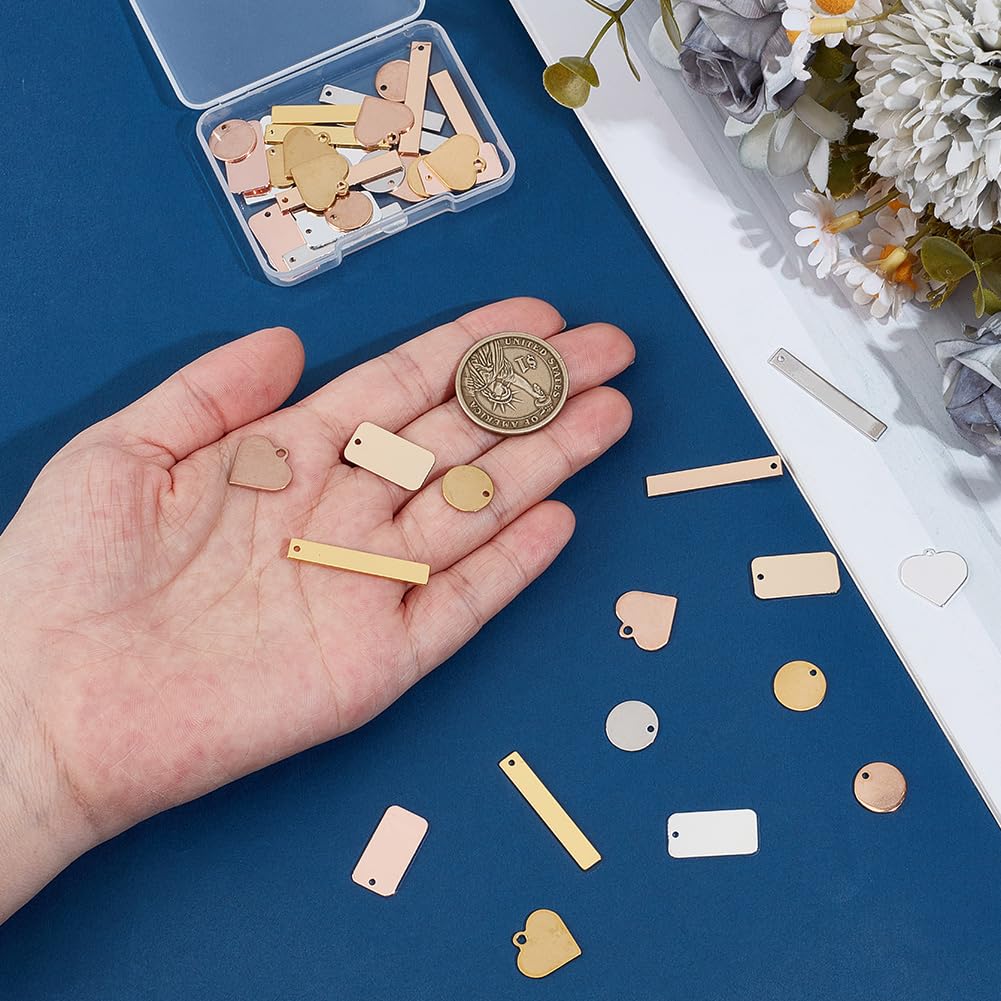 SUNNYCLUE 1 Schachtel 48 Stück 12 verschiedene Arten von Metall Stempelanhängern Gravurrohlinge Roségold Silber Messing Edelstahl Herz Flach Rund Rechteckig Anhänger Für Schmuckherstellung Schlüsselan