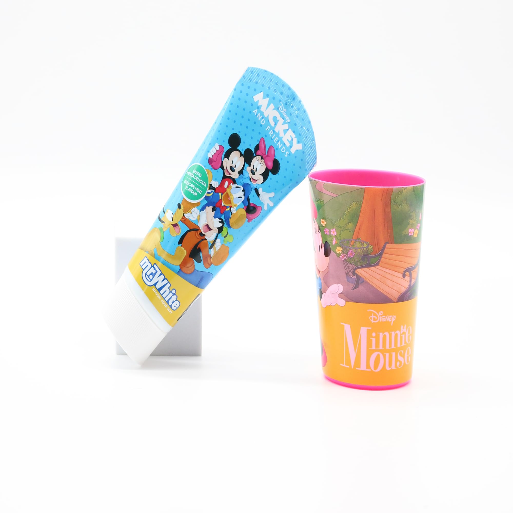 Disney Minnie Mouse and Friends - Kit regalo per bambini con spazzolino elettrico alimentato a batteria con setole morbide, dentifricio al sapore di menta, bicchiere multiuso e etichetta per bagagli