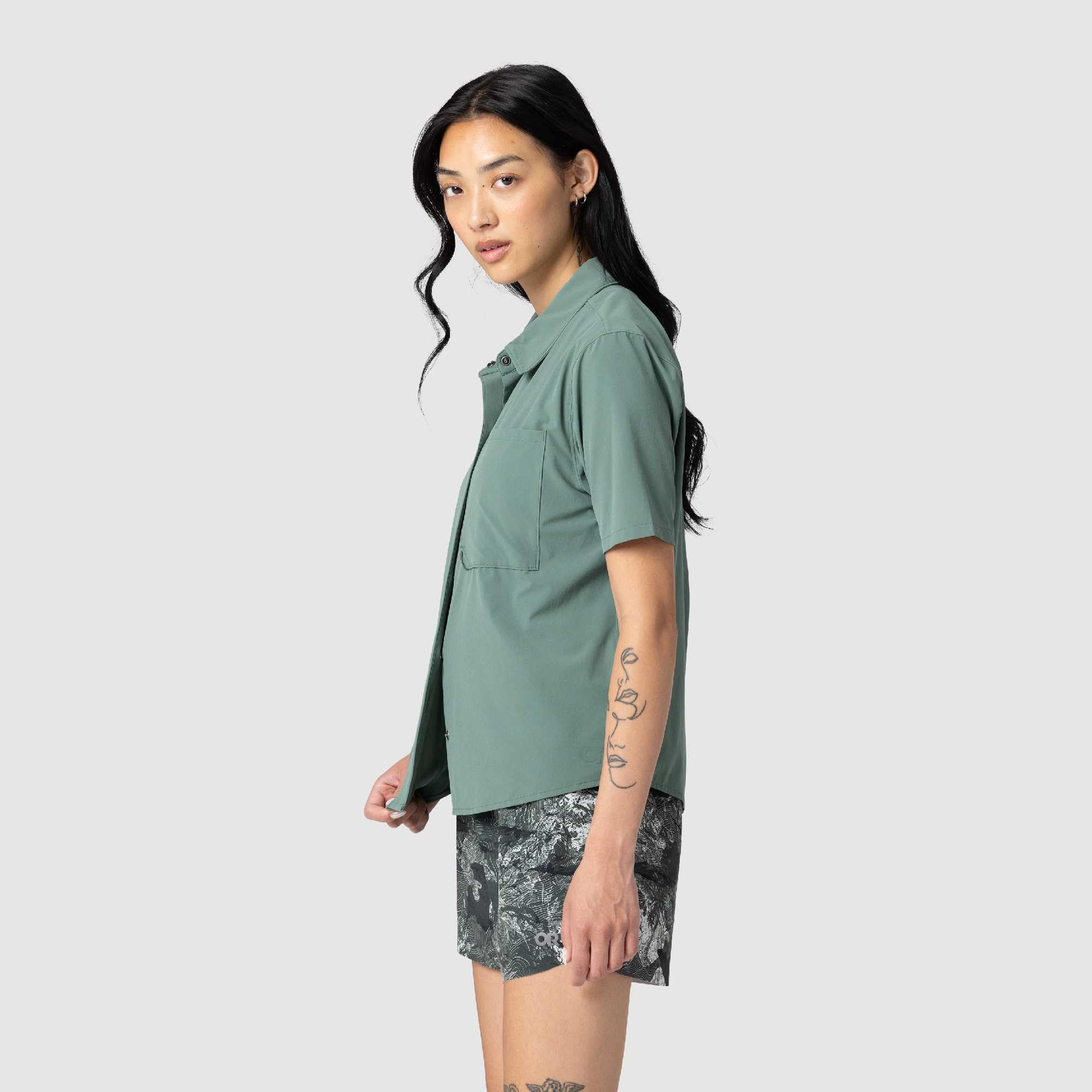 Outdoor Research Astroman - Camiseta de manga corta para mujer, ligera, UPF 30+, con botones a presión, transpirable y elástica